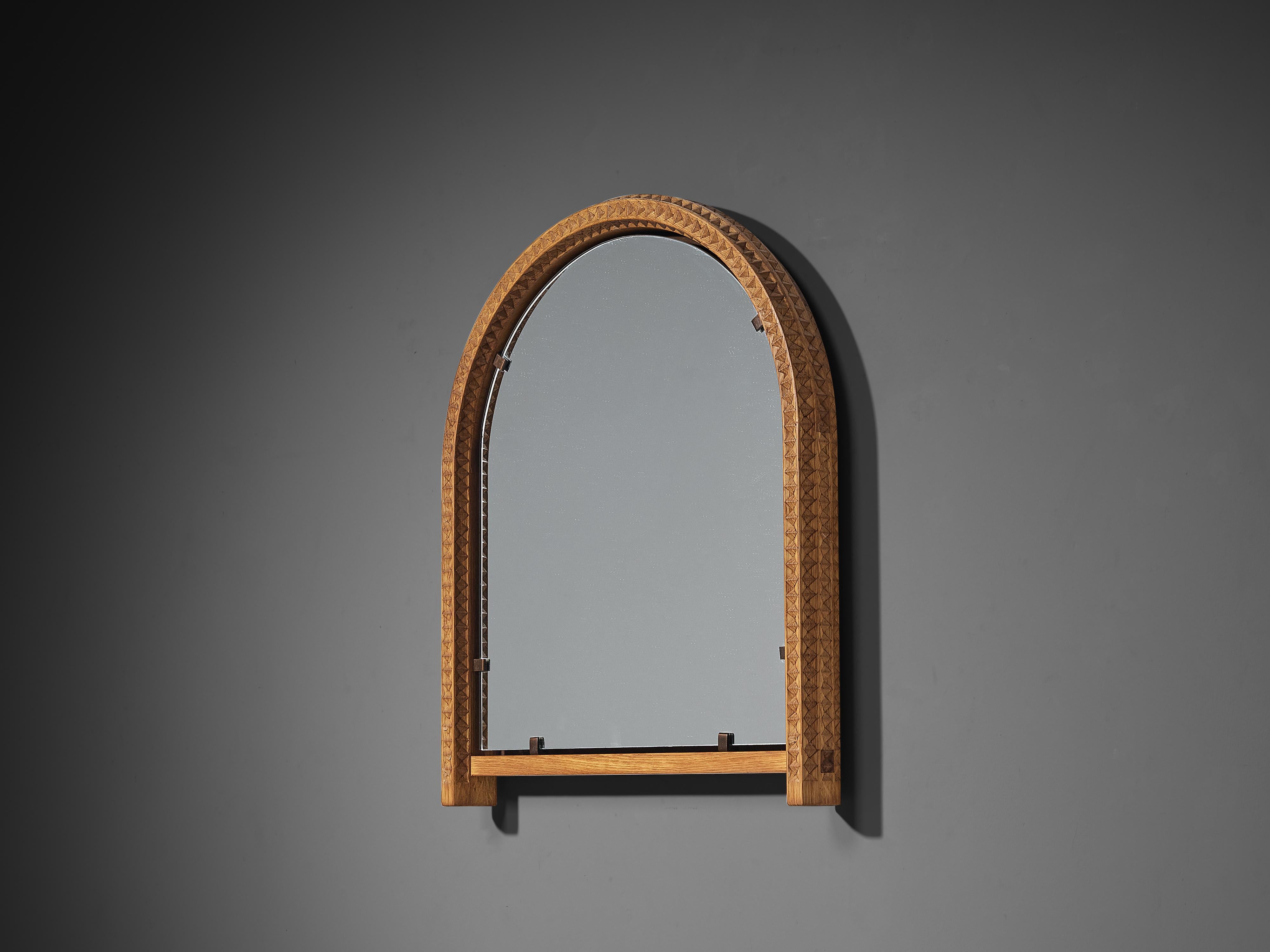 Miroir Giuseppe Rivadossi pour Officina Rivadossi, noyer, Italie, 1970

Ce miroir finement ouvragé est une œuvre de l'artiste et designer italien Giuseppe Rivadossi, célèbre pour son approche poétique du travail du bois et des formes