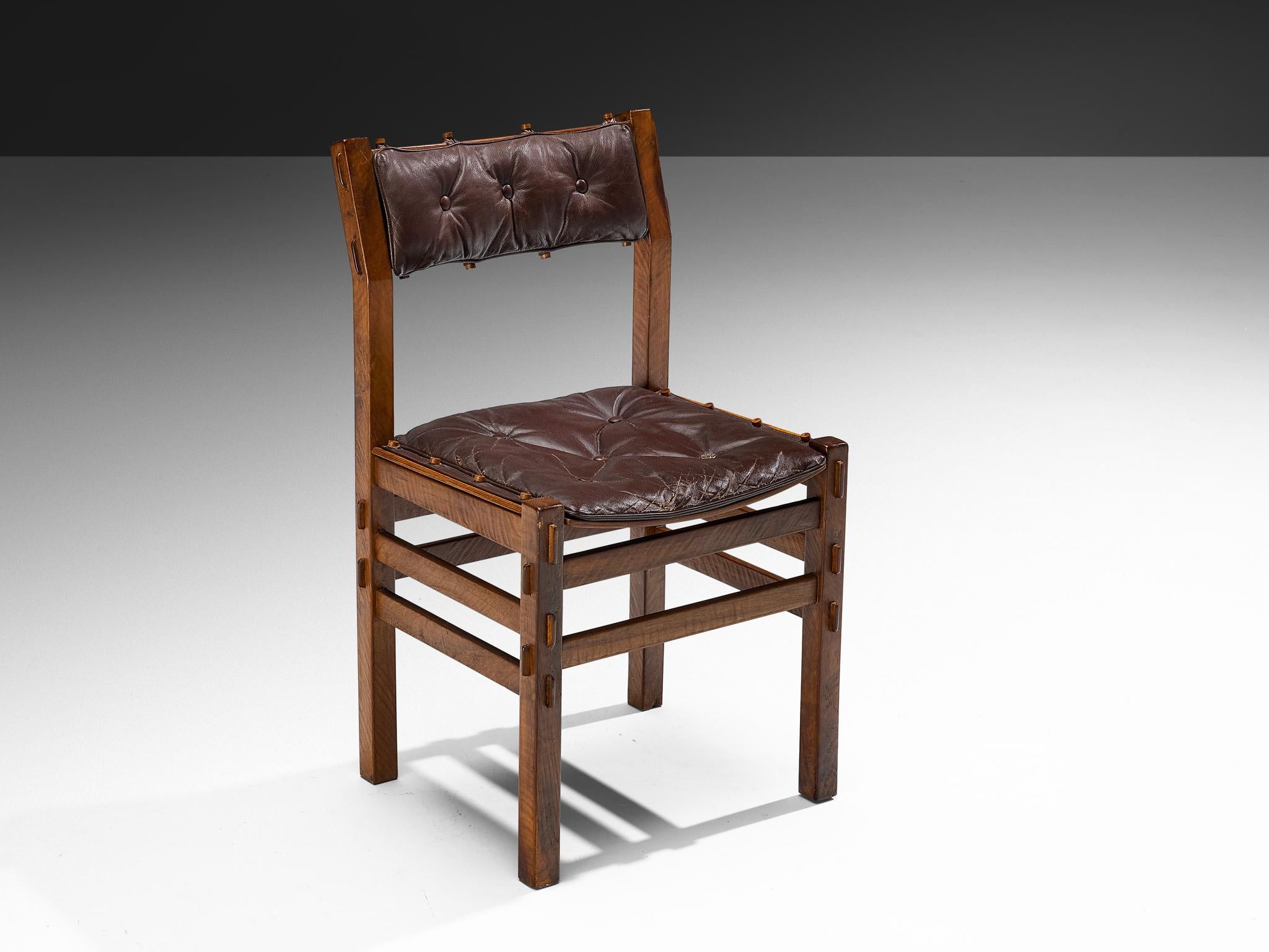 Giuseppe Rivadossi per Officina Rivadossi, sedia da pranzo, noce, pelle, Italia, anni '70

Un'eccezionale sedia dello scultore e designer italiano Giuseppe Rivadossi, caratterizzata da un alto livello di artigianalità nella lavorazione del legno. La
