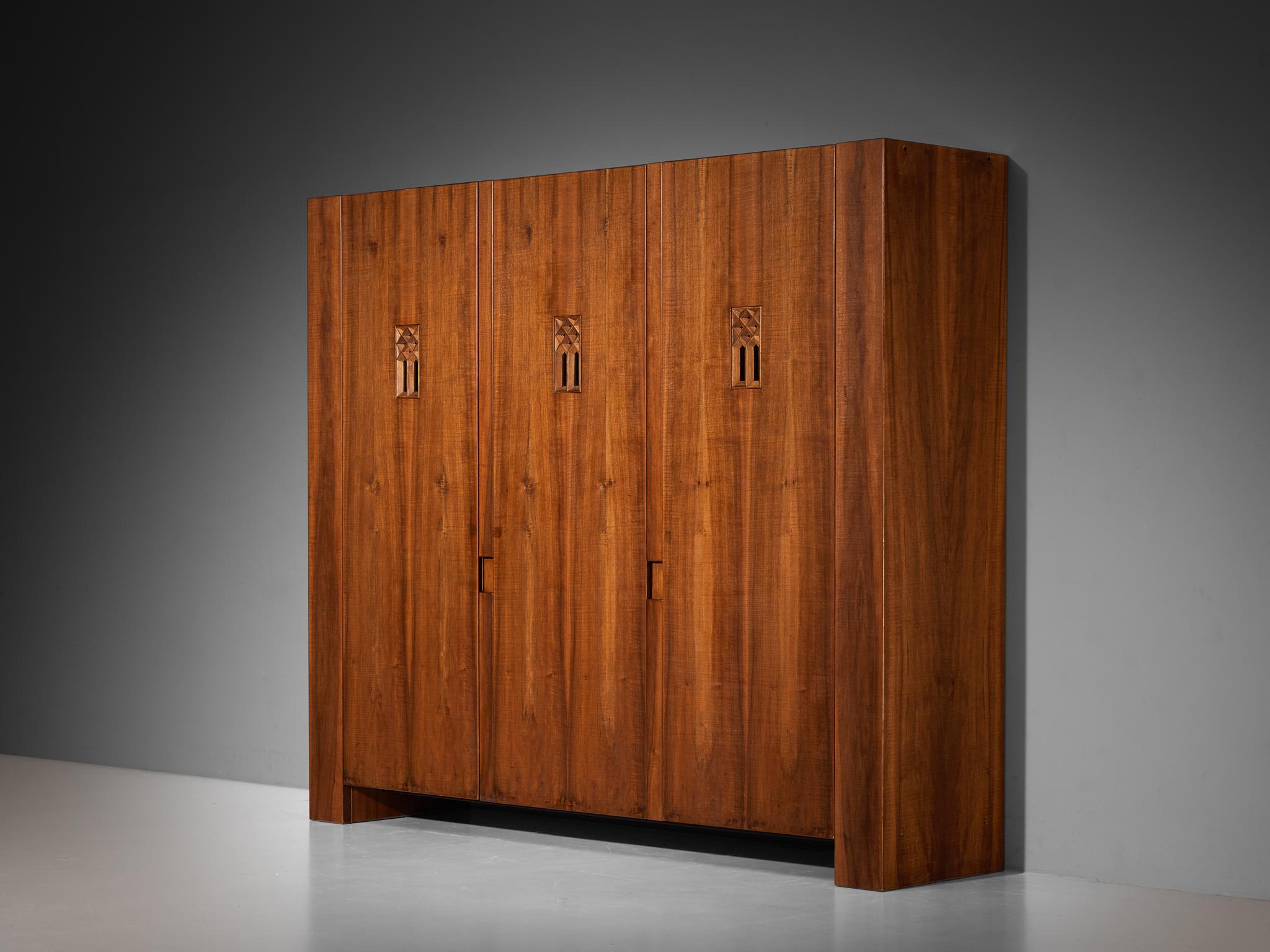 Giuseppe Rivadossi pour Officina Rivadossi, armoire, Italie, années 1980

Une belle et grande armoire du sculpteur et designer italien Giuseppe Rivadossi, mettant en valeur des compétences exquises en matière de travail du bois. Sa forme et sa