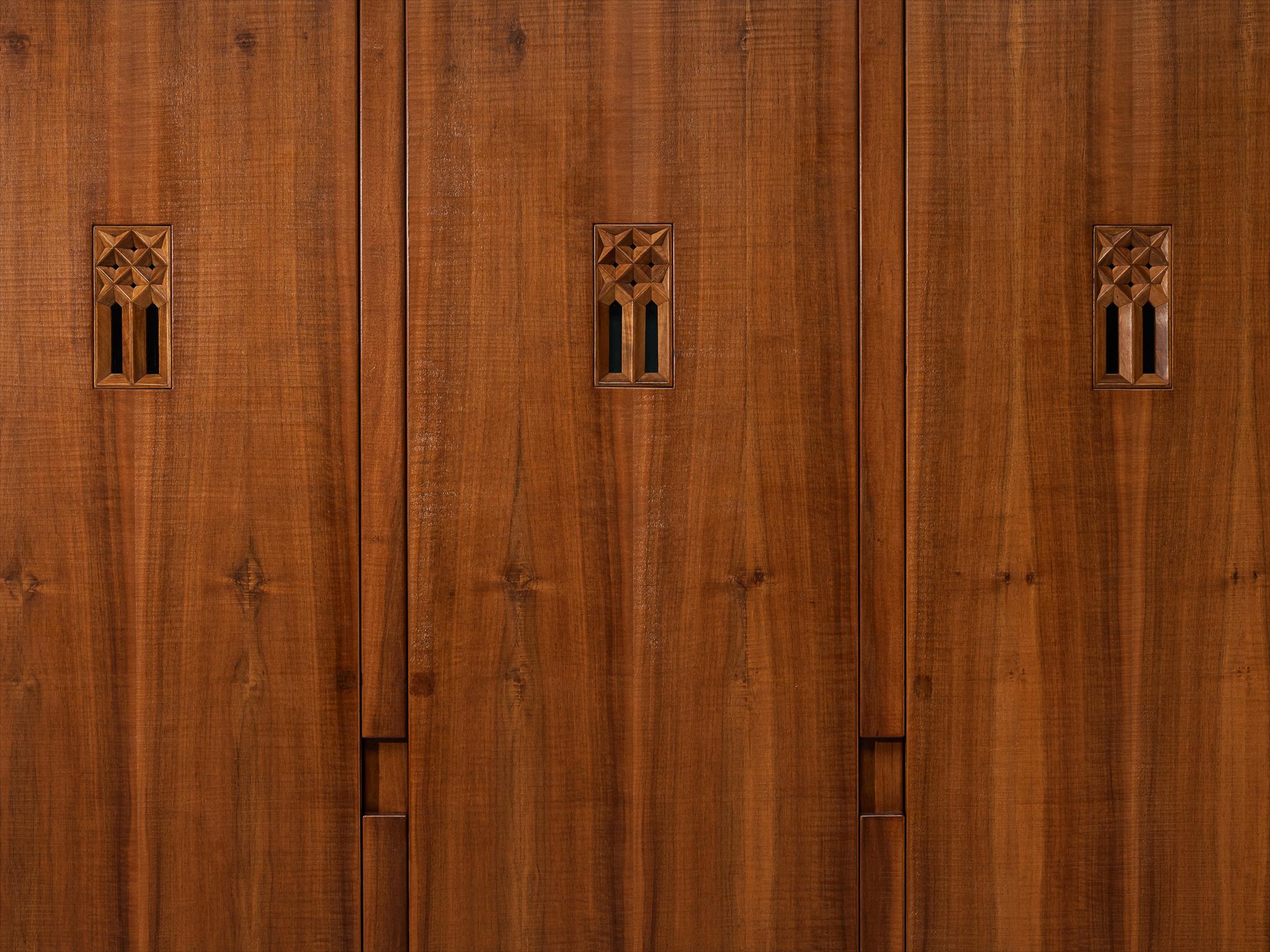 italien Giuseppe Rivadossi pour Officina Rivadossi Grande armoire en noyer en vente