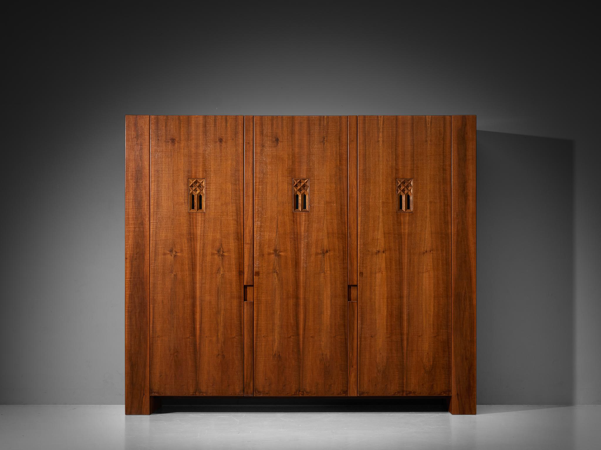 Giuseppe Rivadossi pour Officina Rivadossi Grande armoire en noyer Bon état - En vente à Waalwijk, NL