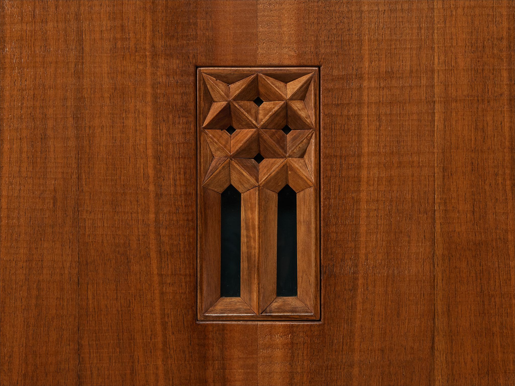 Noyer Giuseppe Rivadossi pour Officina Rivadossi Grande armoire en noyer en vente