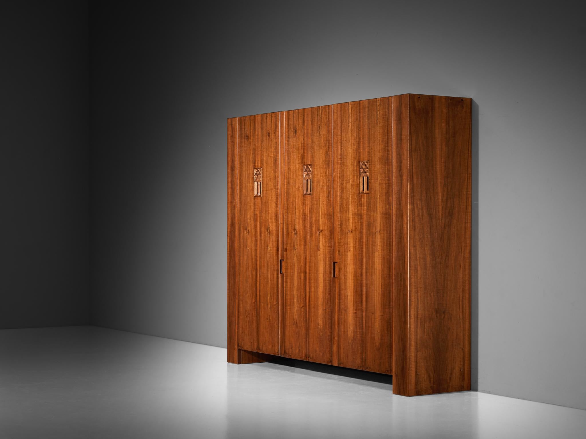 Giuseppe Rivadossi pour Officina Rivadossi Grande armoire en noyer en vente 1