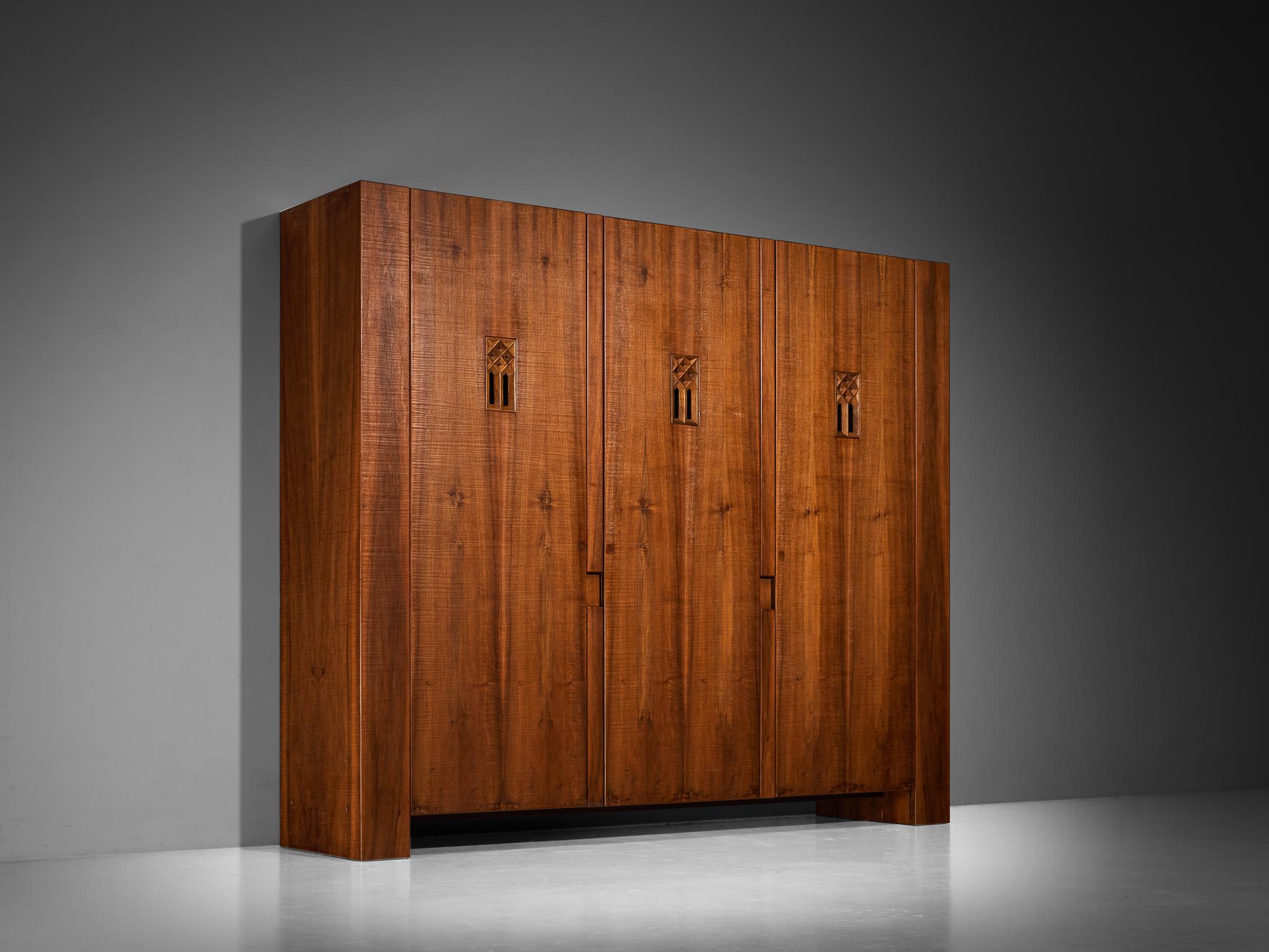 Giuseppe Rivadossi pour Officina Rivadossi Grande armoire en noyer en vente 3