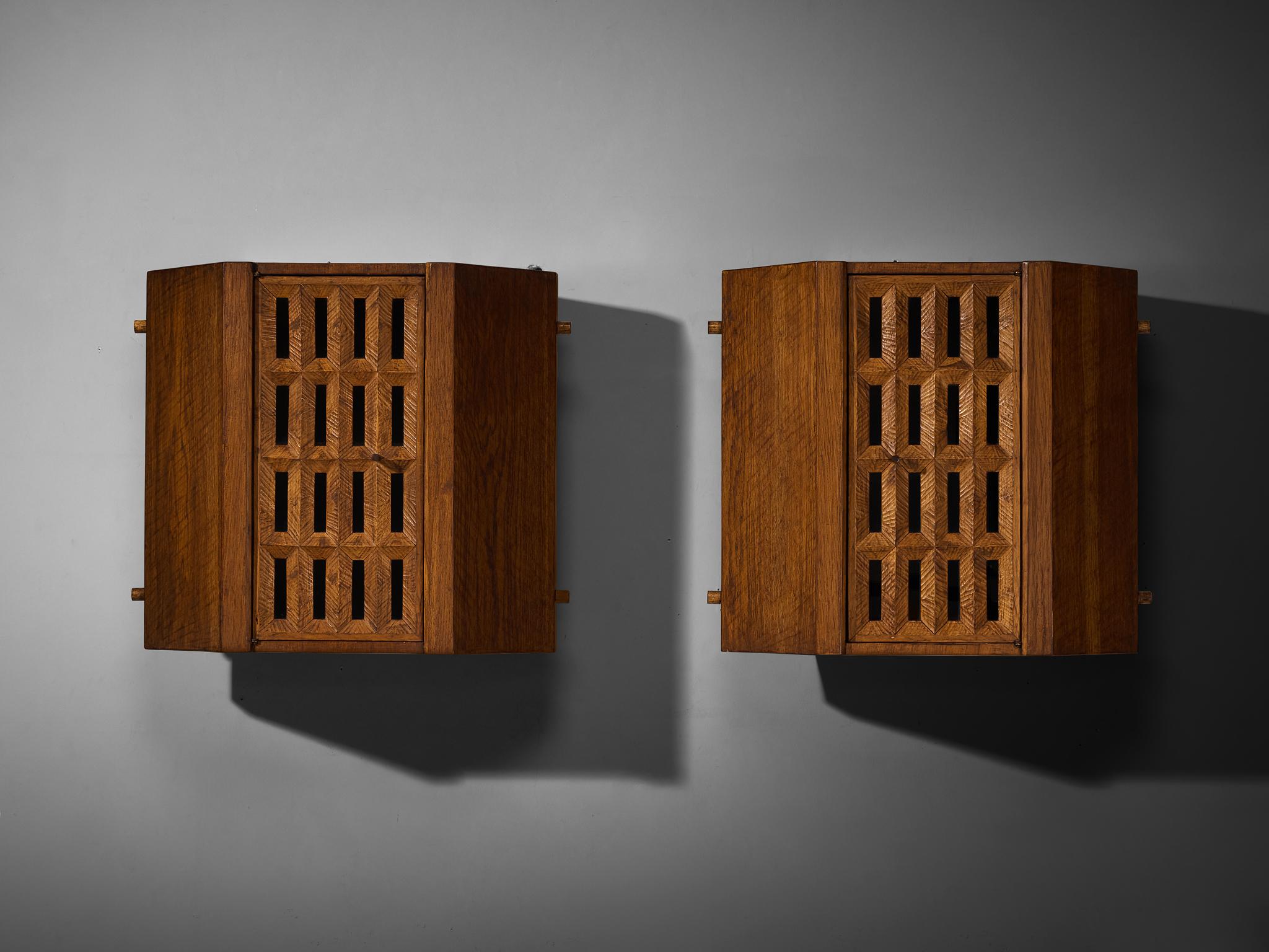 Giuseppe Rivadossi pour Officina Rivadossi, armoires, chêne, verre, Italie, 1970 

Un ensemble étonnant d'armoires suspendues conçues par Giuseppe Rivadossi, exécutées en chêne et en verre. Rivadossi prouve une fois de plus son grand sens de la