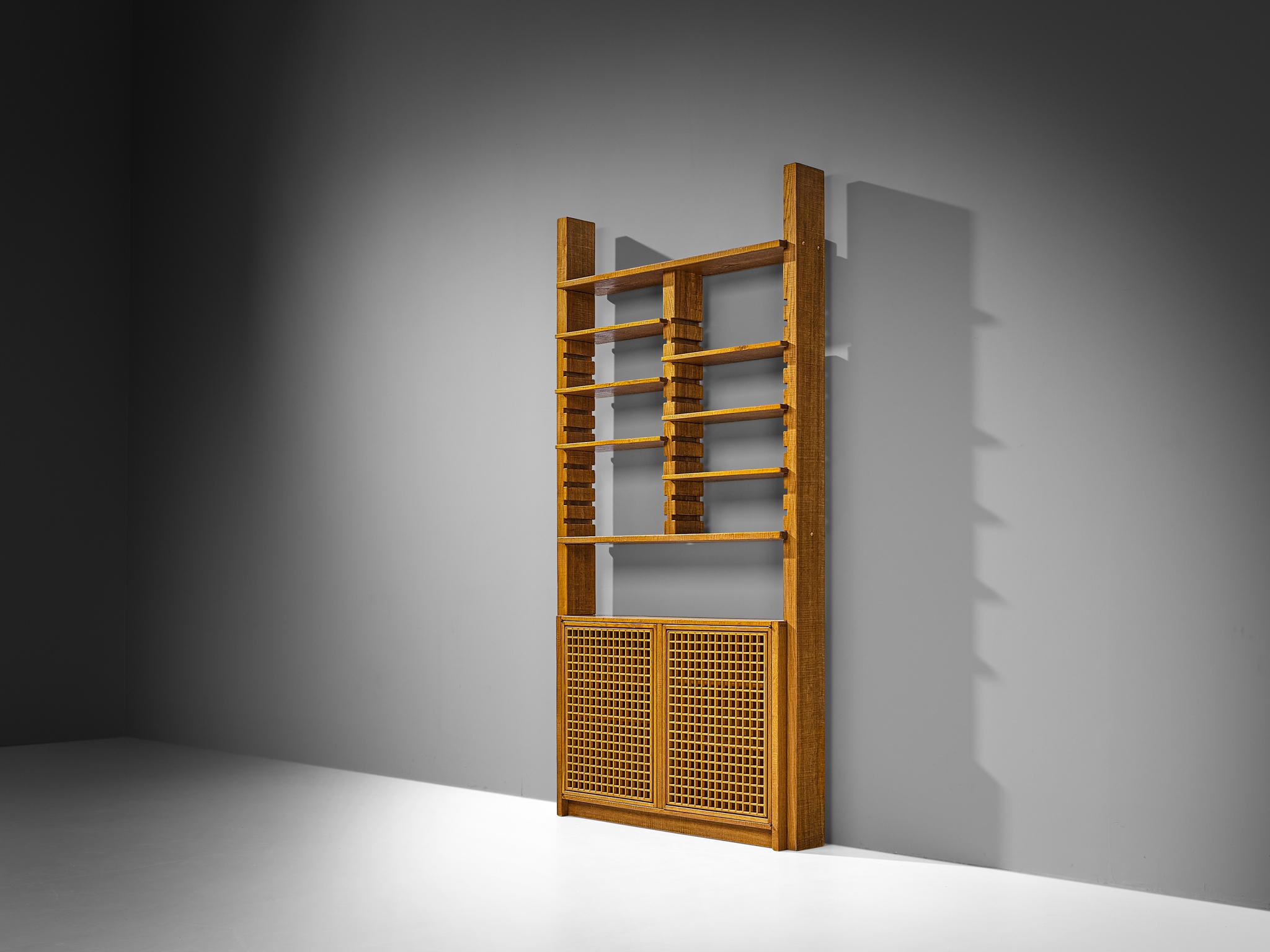 Giuseppe Rivadossi per Officina Rivadossi, libreria o credenza, quercia, Italia, anni '80

Un'eccezionale parete attrezzata dello scultore e designer italiano Giuseppe Rivadossi, caratterizzata da un alto livello di artigianalità nella lavorazione