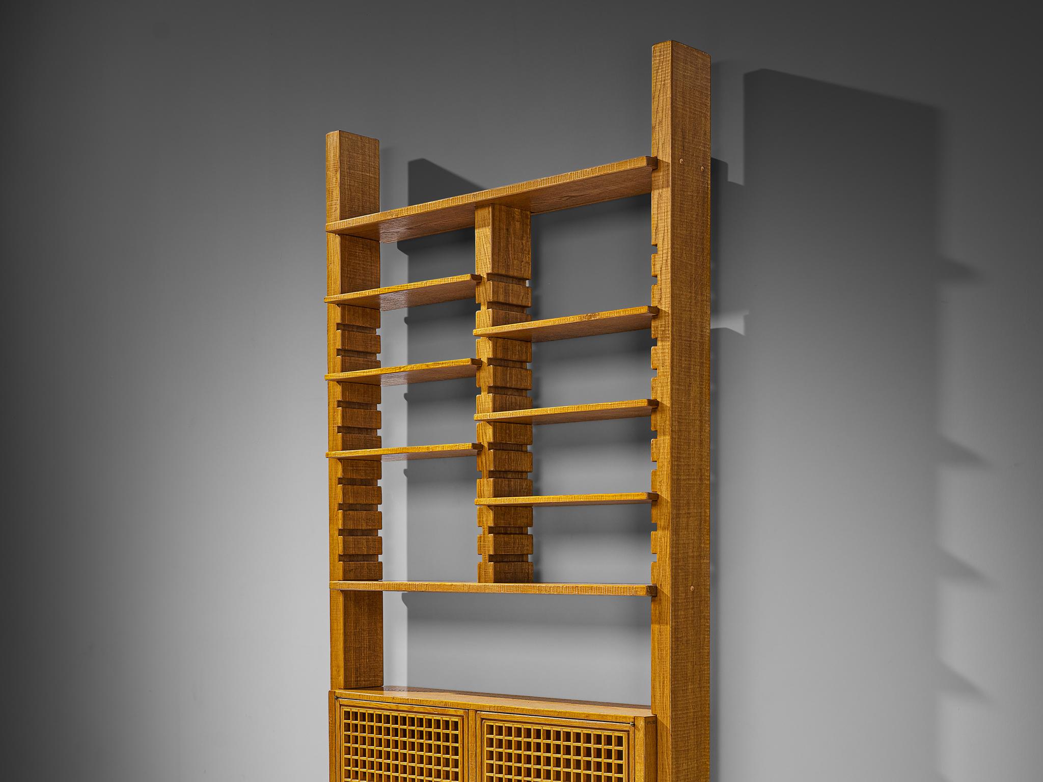 Fine XX secolo Giuseppe Rivadossi per Officina Rivadossi Credenza con ripiani in Oak in vendita