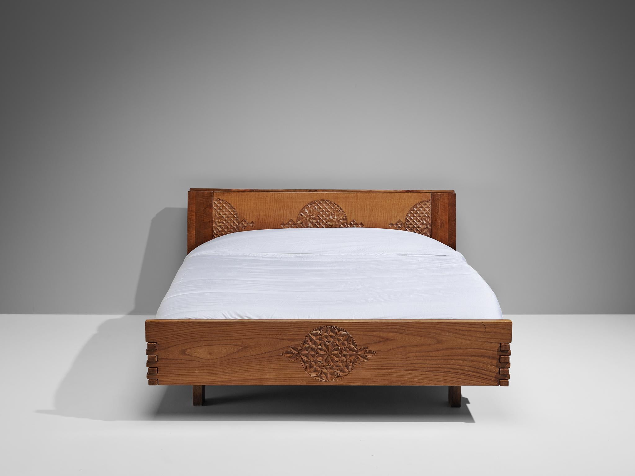 Giuseppe Rivadossi for Officina Rivadossi King Bed in Walnut In Good Condition In Waalwijk, NL
