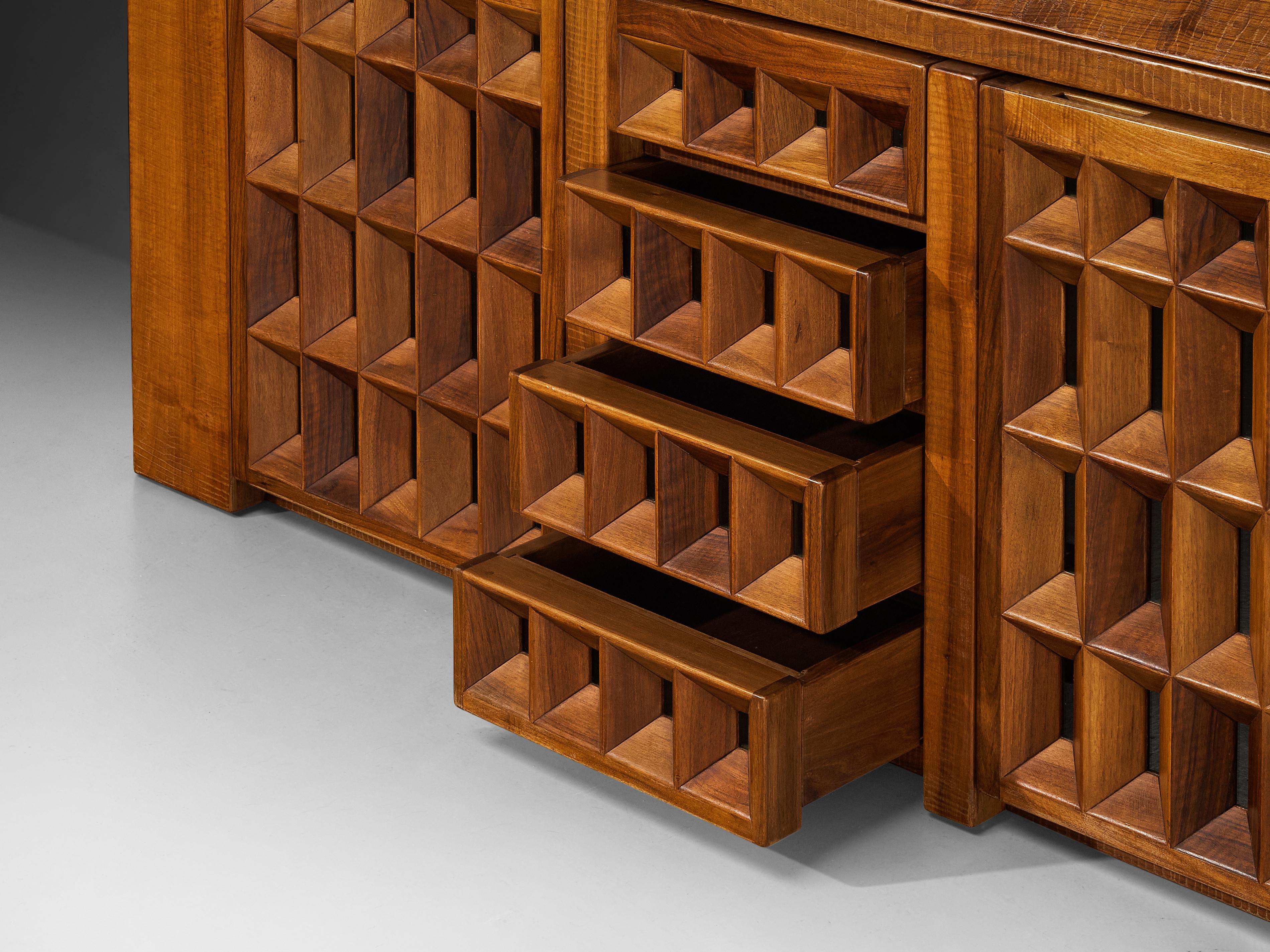 Giuseppe Rivadossi pour Officina Rivadossi Vitrine monumentale en noyer en vente 4