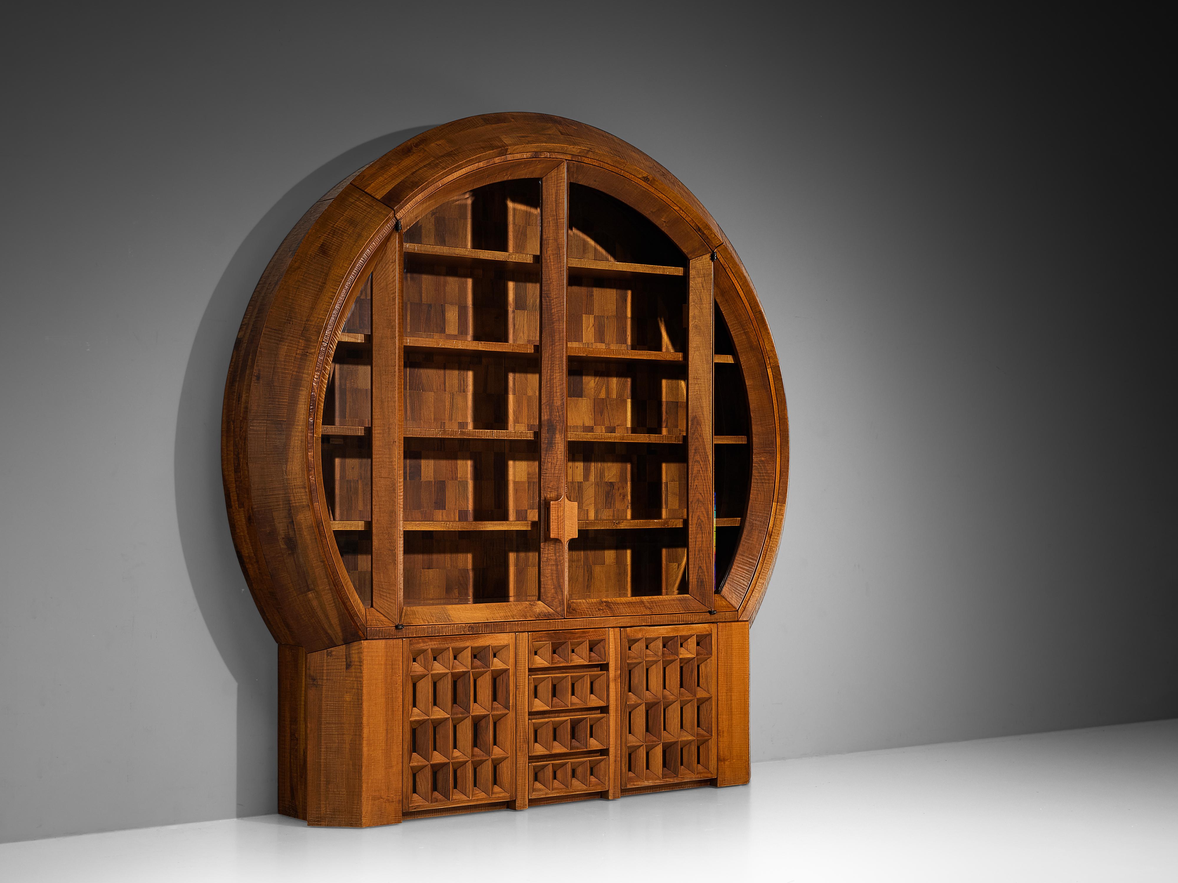 Giuseppe Rivadossi pour Officina Rivadossi Vitrine monumentale en noyer en vente 5
