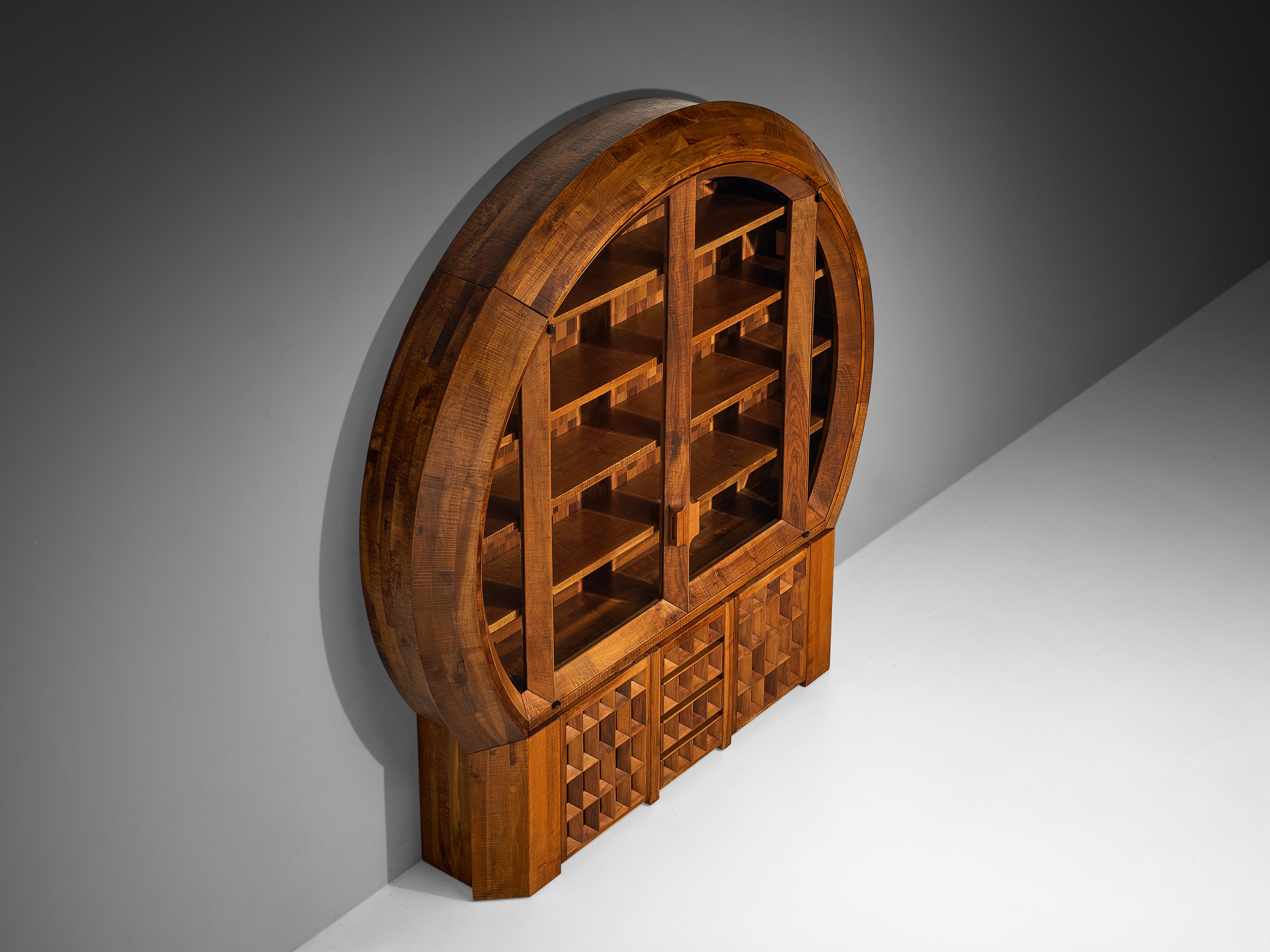 Giuseppe Rivadossi pour Officina Rivadossi Vitrine monumentale en noyer en vente 6