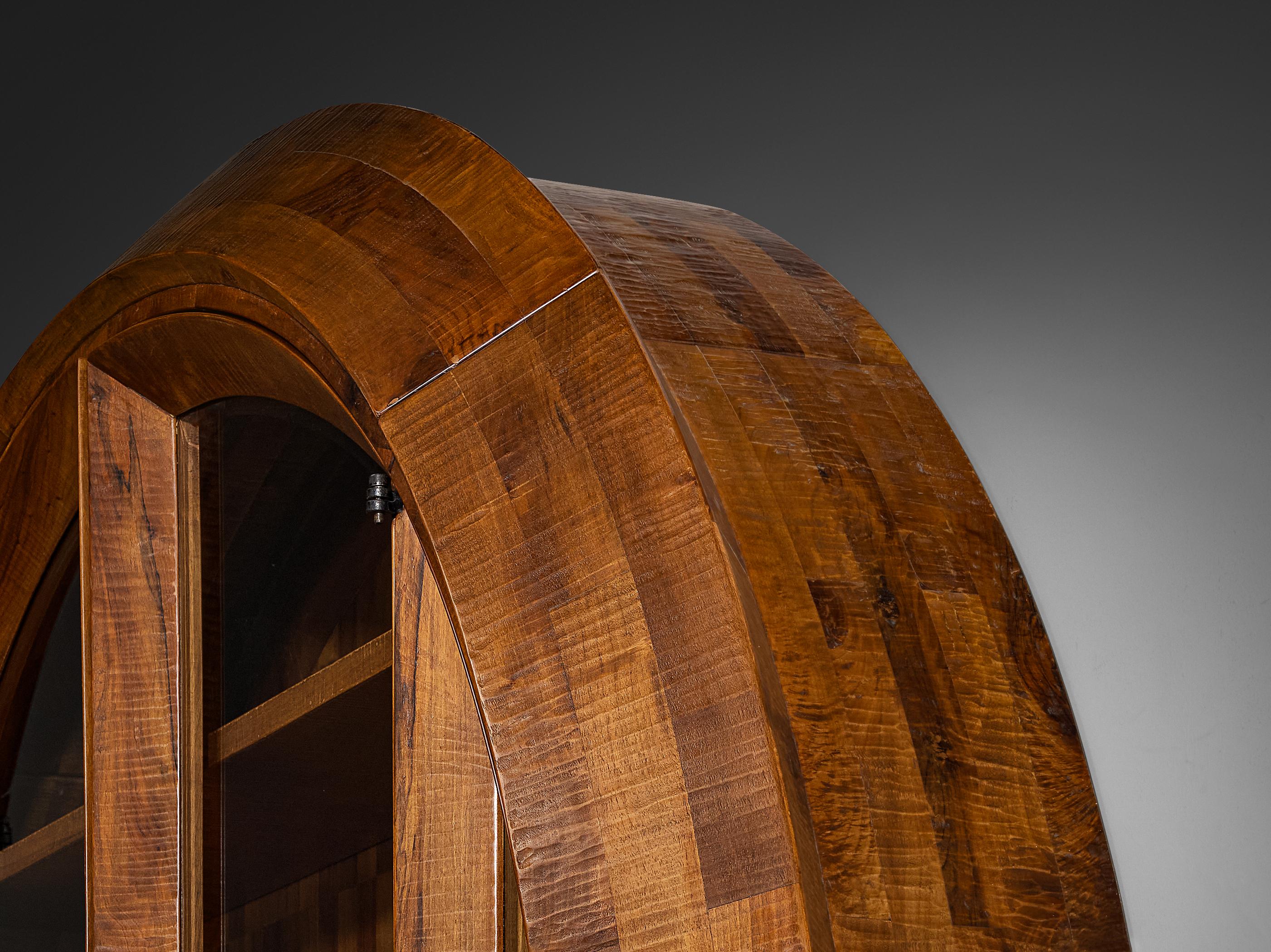 Giuseppe Rivadossi pour Officina Rivadossi Vitrine monumentale en noyer en vente 7