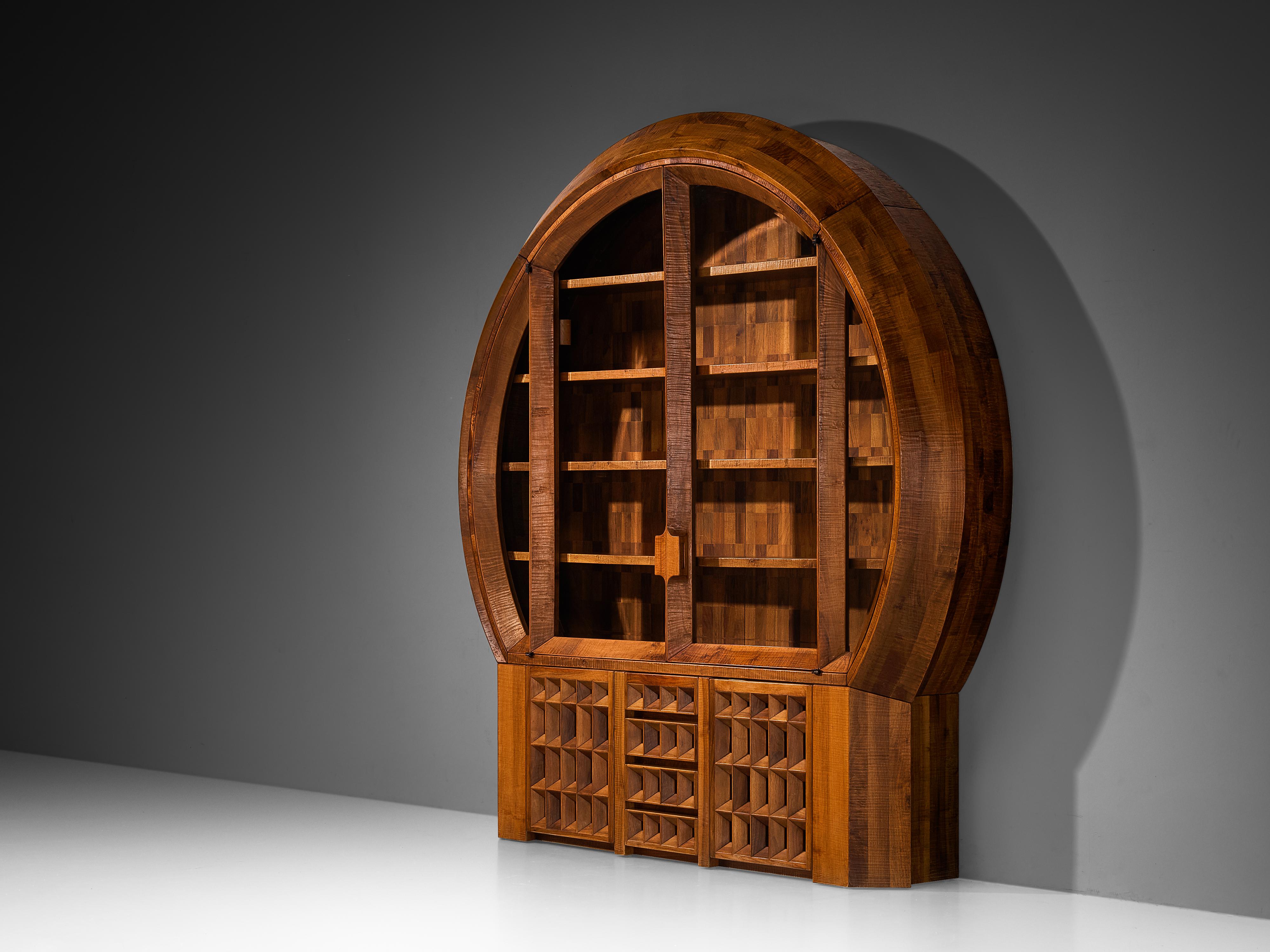 Giuseppe Rivadossi pour Officina Rivadossi, vitrine, noyer, verre Italie, design 1977

Cette vitrine exceptionnelle du sculpteur et designer italien Giuseppe Rivadossi témoigne de ses compétences exquises en matière de travail du bois. Son caractère