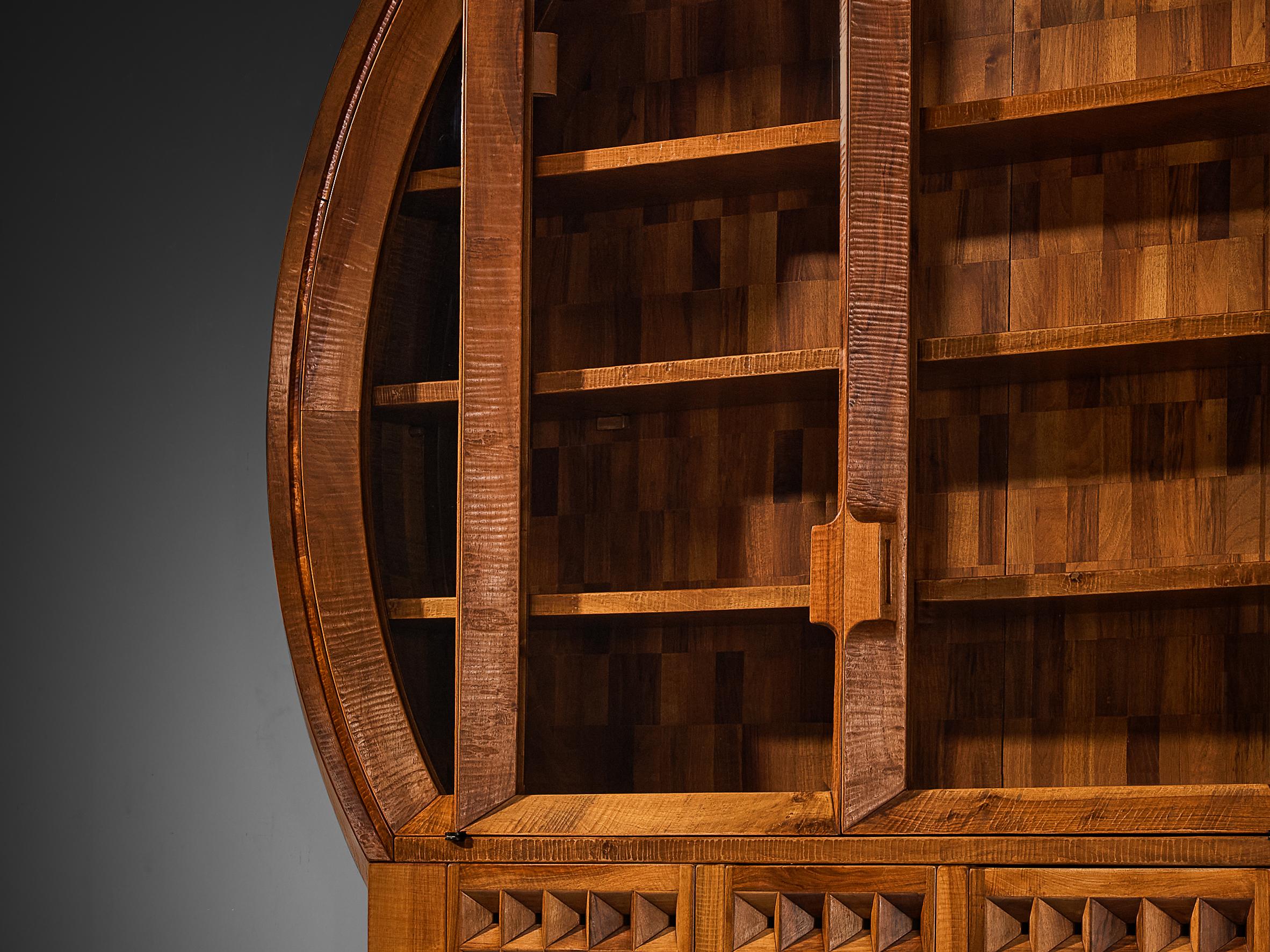italien Giuseppe Rivadossi pour Officina Rivadossi Vitrine monumentale en noyer en vente