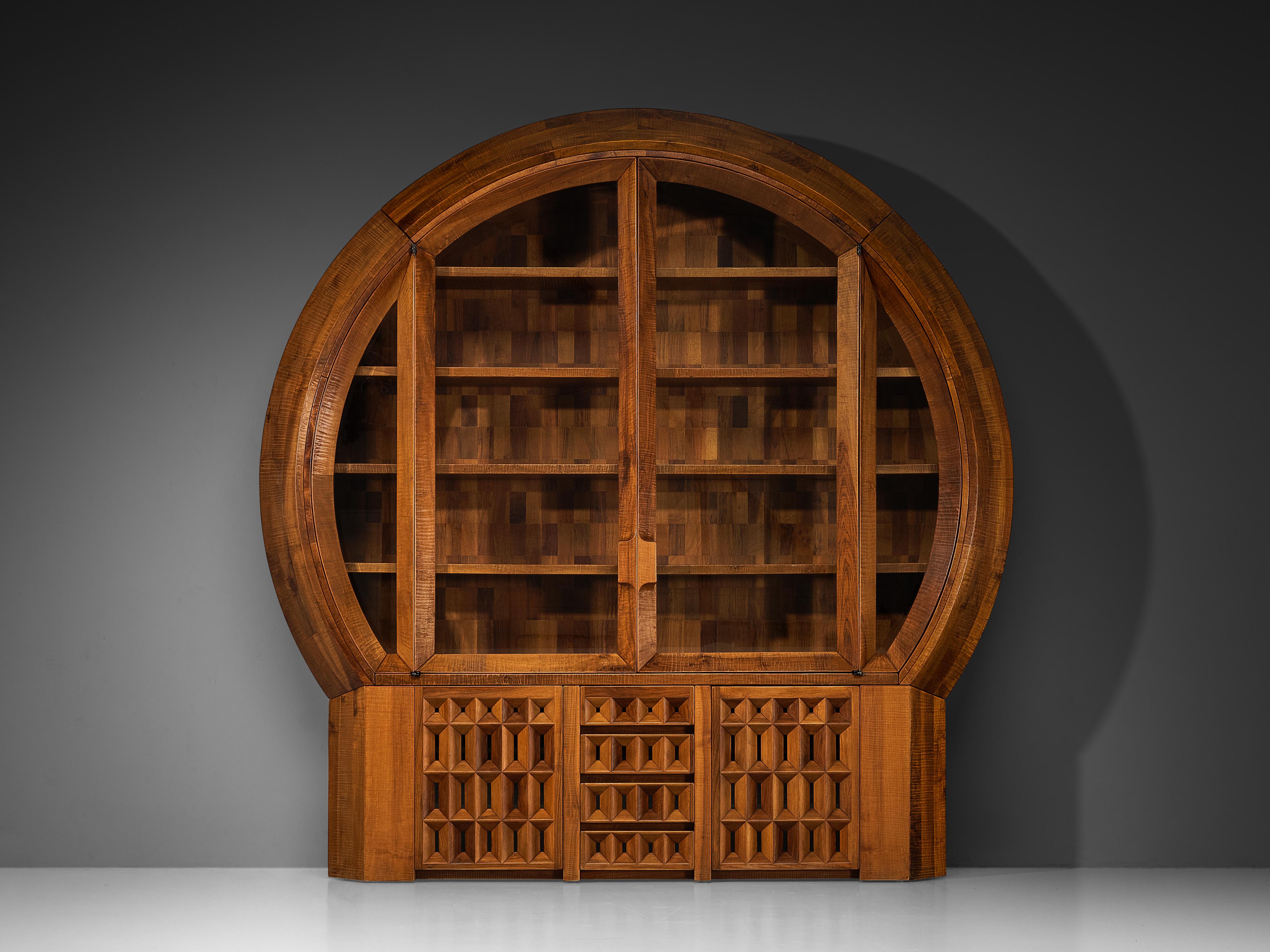 Giuseppe Rivadossi pour Officina Rivadossi Vitrine monumentale en noyer Bon état - En vente à Waalwijk, NL