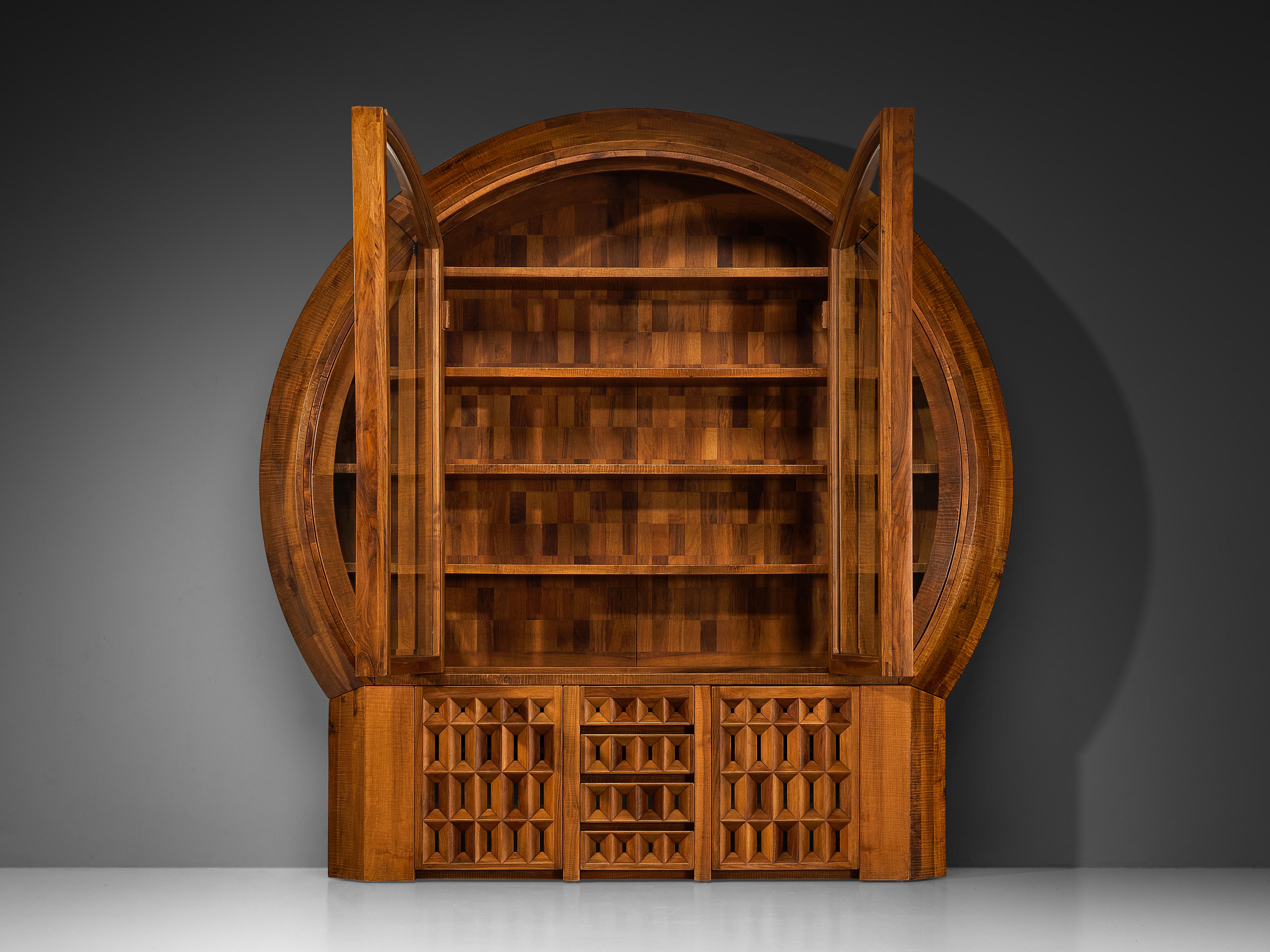 Giuseppe Rivadossi pour Officina Rivadossi Vitrine monumentale en noyer en vente 1