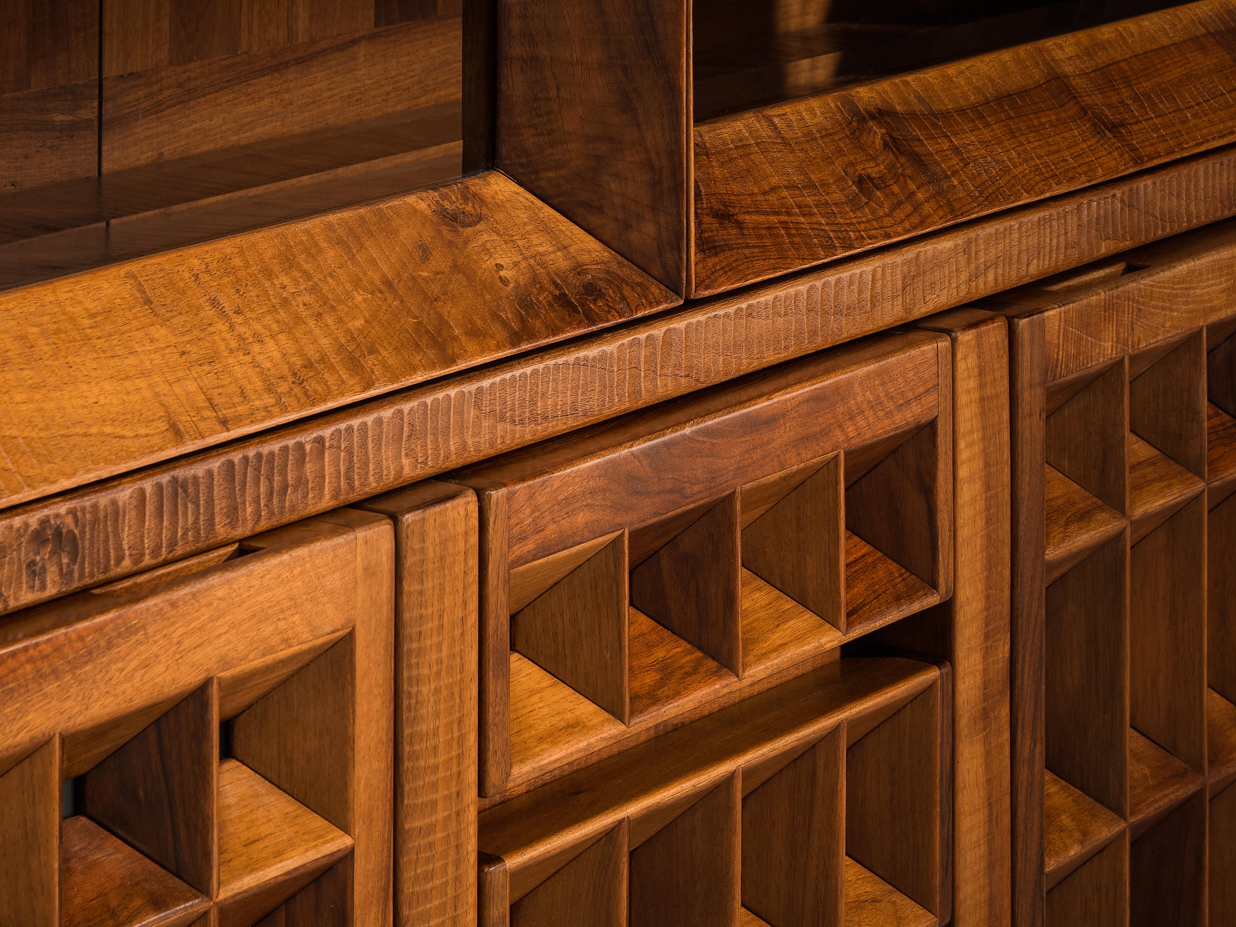 Giuseppe Rivadossi pour Officina Rivadossi Vitrine monumentale en noyer en vente 3