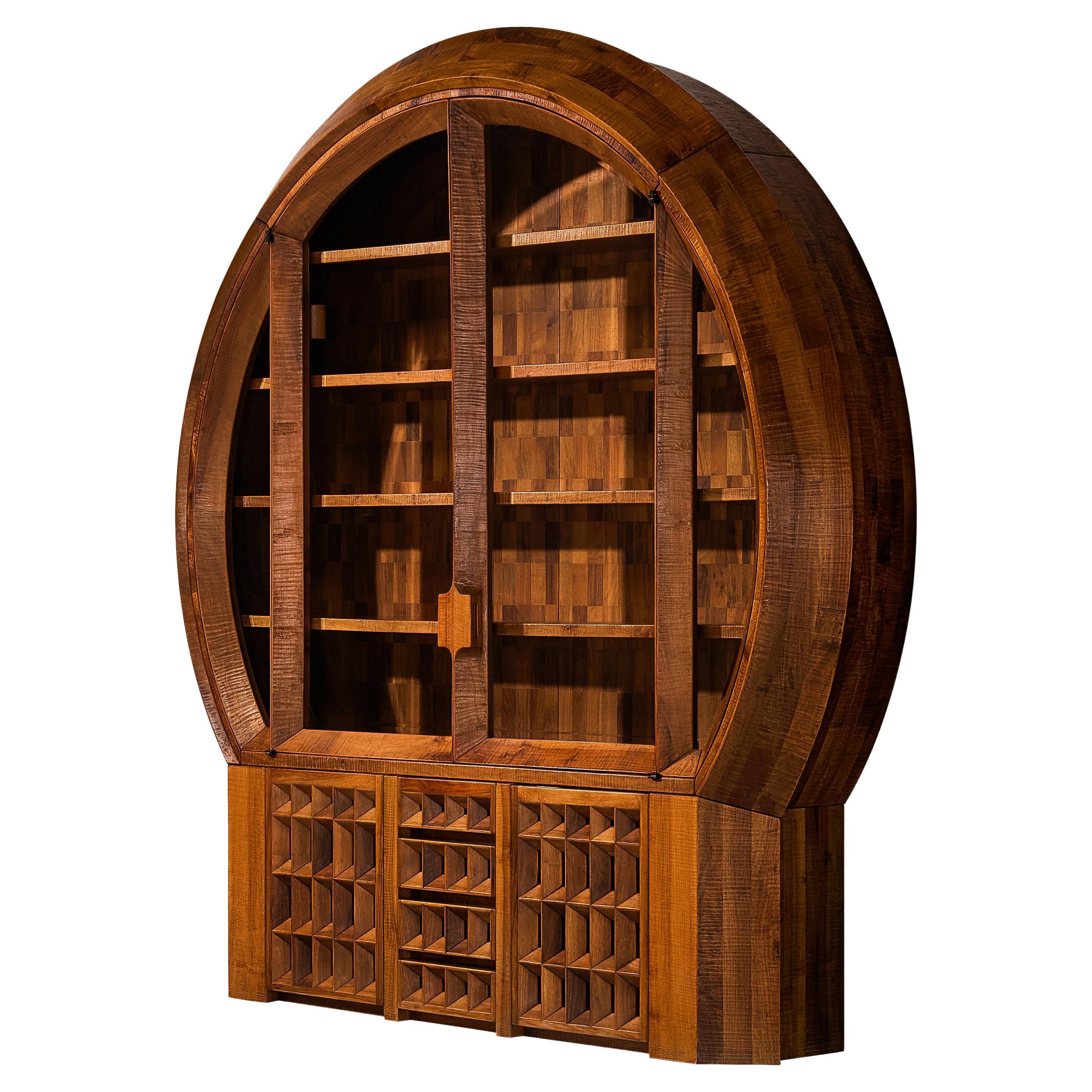 Giuseppe Rivadossi pour Officina Rivadossi Vitrine monumentale en noyer