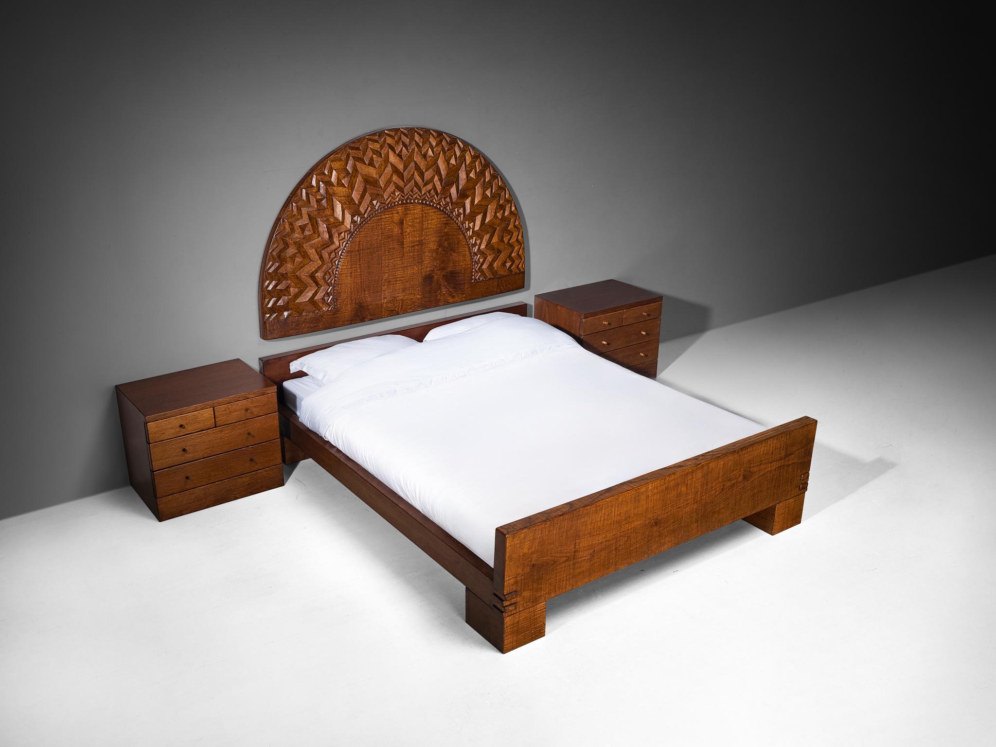 Giuseppe Rivadossi for Officina Rivadossi, bedroom set with Queen bed and nightstands, oak, Italy, 1970s

Giuseppe Rivadossi once again demonstrates his exceptional skill in materialization and technical craftsmanship with this exemplary bedroom