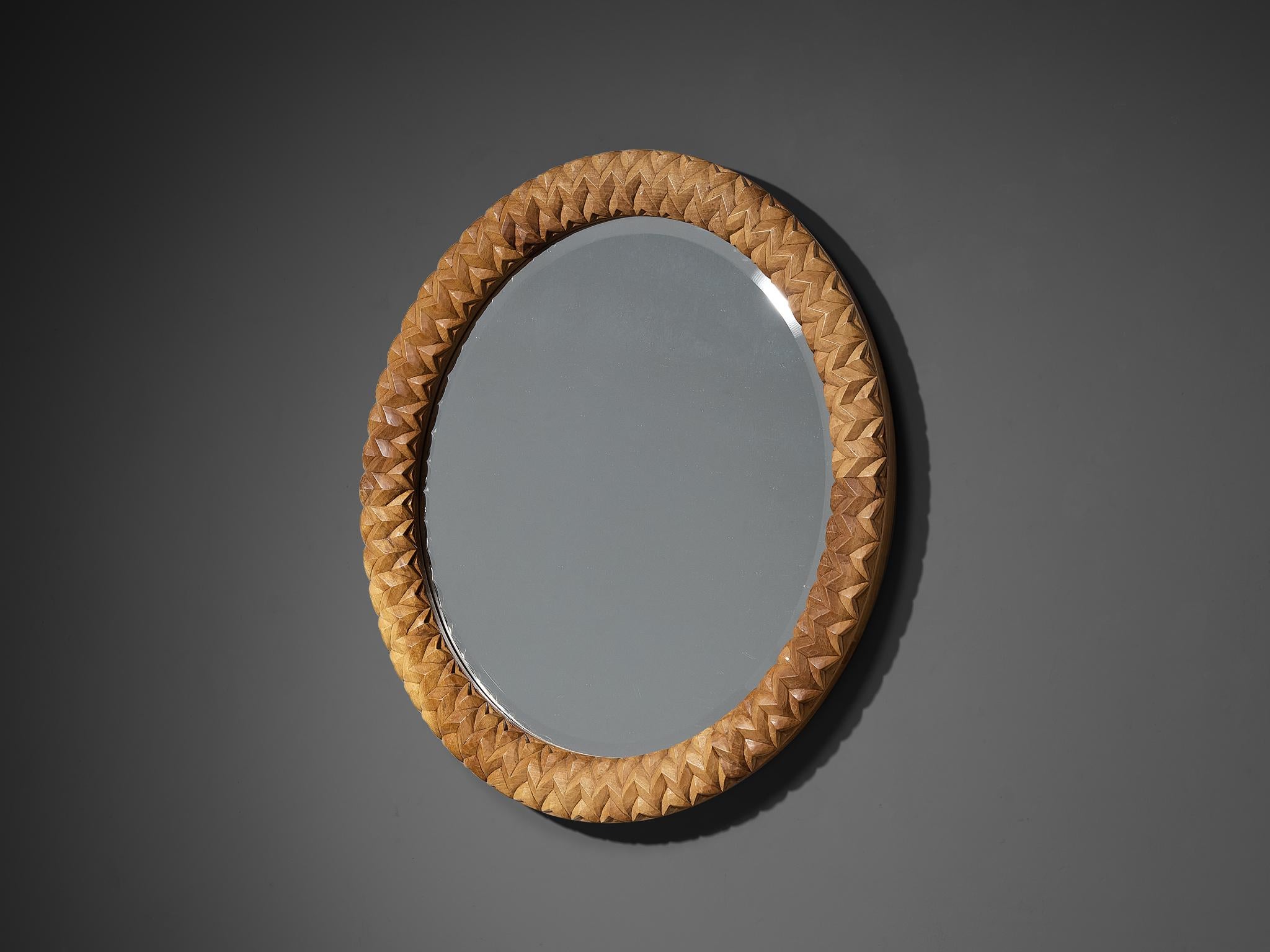 Espejo Giuseppe Rivadossi para Officina Rivadossi, nogal, Italia, años 70

Este espejo finamente elaborado es obra del artista y diseñador italiano Giuseppe Rivadossi, célebre por su enfoque poético del trabajo de la madera y la forma