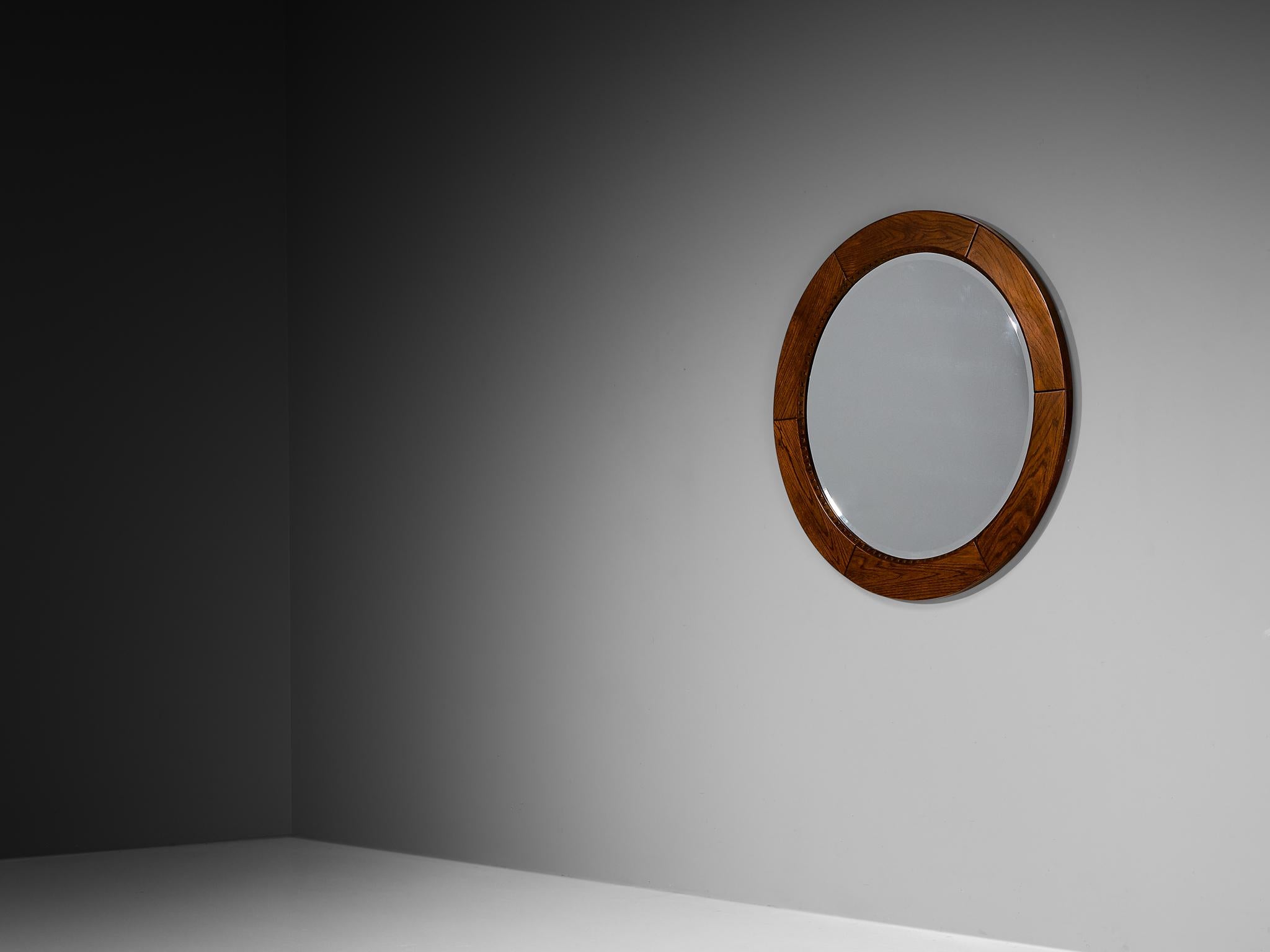 Giuseppe Rivadossi for Officina Rivadossi, wall-mounted mirror, oak, mirrored glass, Italy, 1970s

A round mirror designed by Italian sculptor and artisan Giuseppe Rivadossi, showcasing a simple yet elegant design. The oak wood frame is expertly