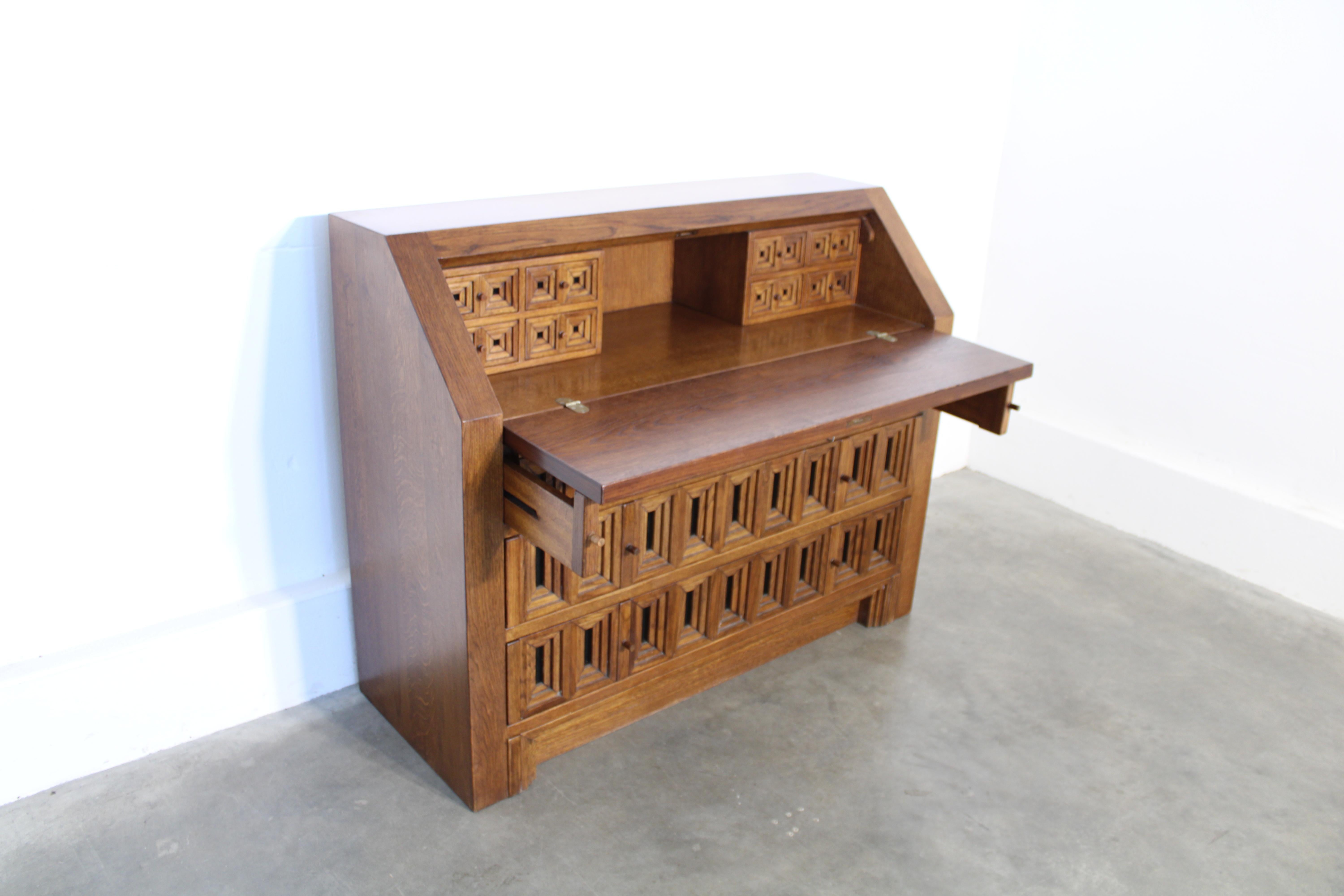 Walnut-stained oak secretaire made in the 1980s by Giuseppe Rivadossi for Officine Rivadossi.
The piece of furniture is in excellent aesthetic and functional condition.
The measurements are: Height 106cm - Length 131 - Depth when closed 53cm -