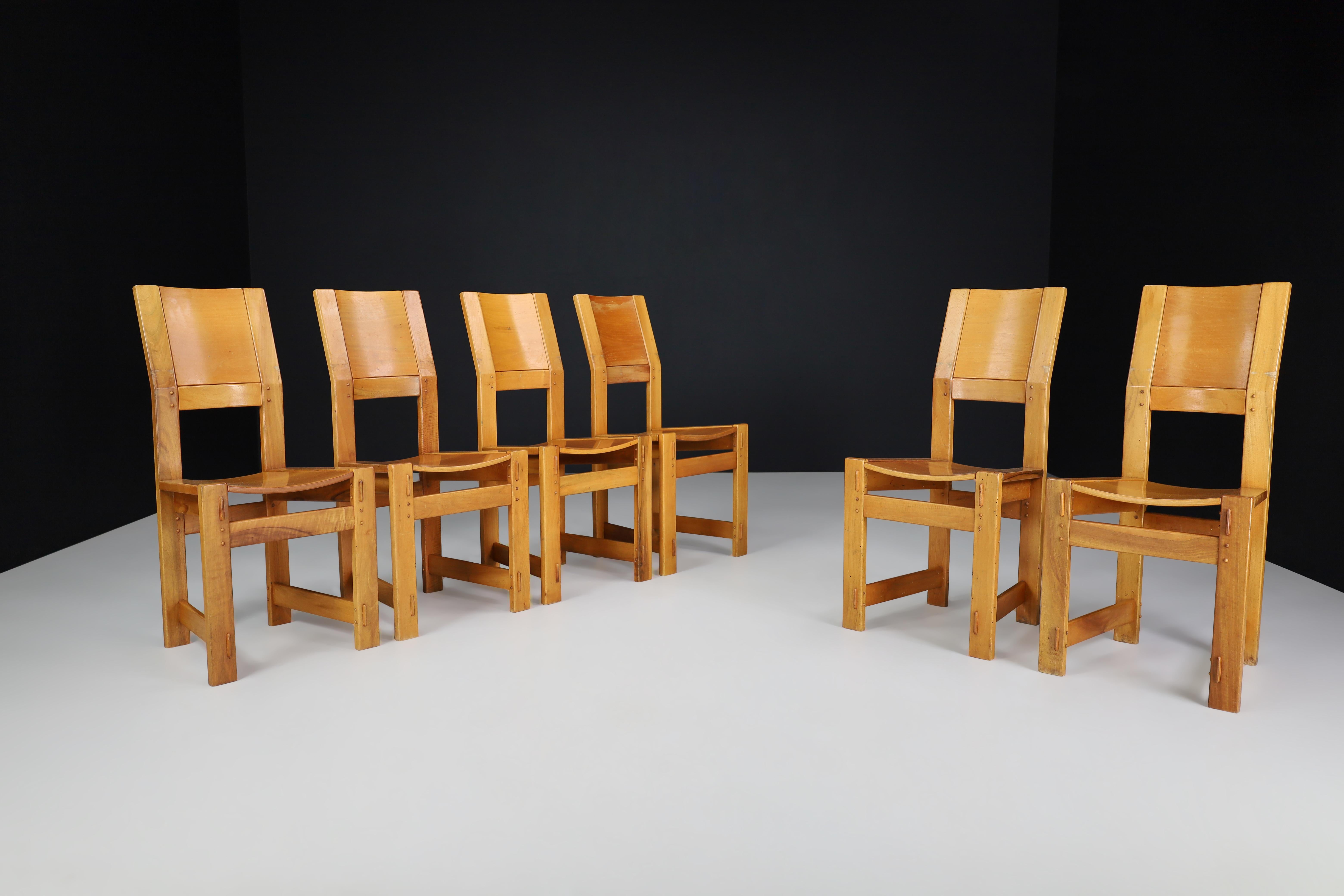 Giuseppe Rivadossi per Officina Rivadossi - Set di sei sedie da pranzo scultoree in noce, Italia, CIRCA 1980

Questo eccezionale set di sei sedie da pranzo è stato progettato dallo scultore e designer italiano Giuseppe Rivadossi e prodotto