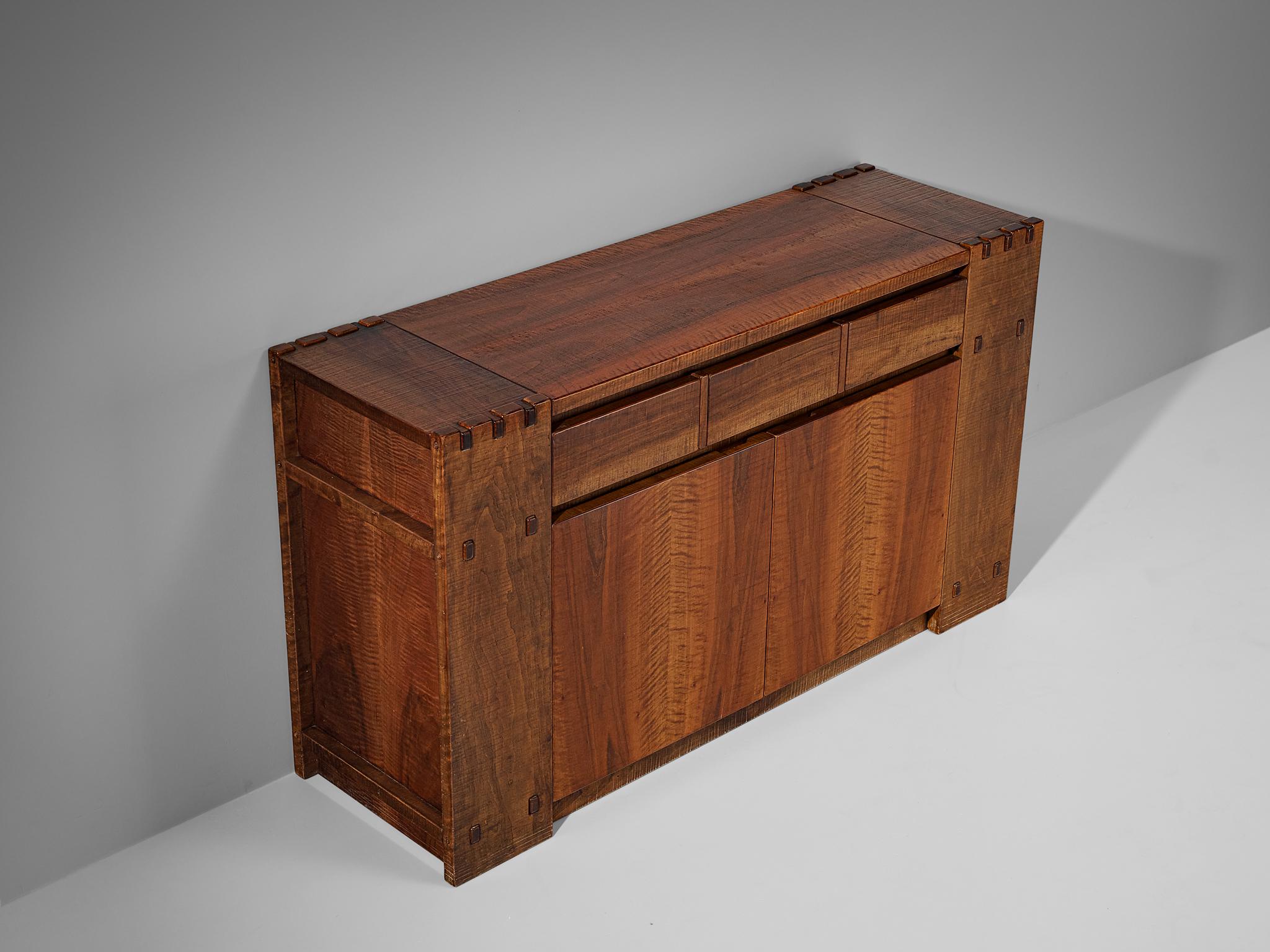 Giuseppe Rivadossi for Officina Rivadossi, sideboard, walnut, Italy, 1980s

Giuseppe Rivadossi once again proves his great eye for materialization and technicality that this design is exemplary for. The sideboard is constructed using wooden panels
