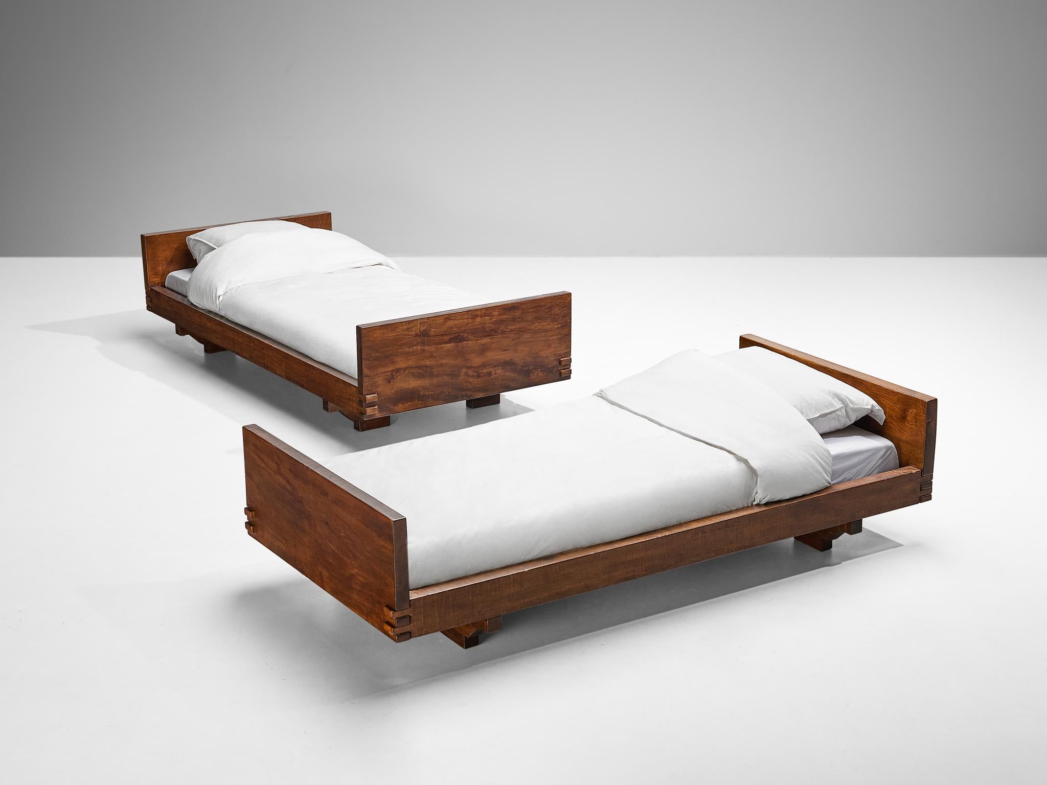 Giuseppe Rivadossi for Officina Rivadossi, beds or daybeds, walnut, oak, Italy, 1980s

Giuseppe Rivadossi once again proves his great eye for materialization and technicality these beds are exemplary for. The pair is constructed using wooden panels