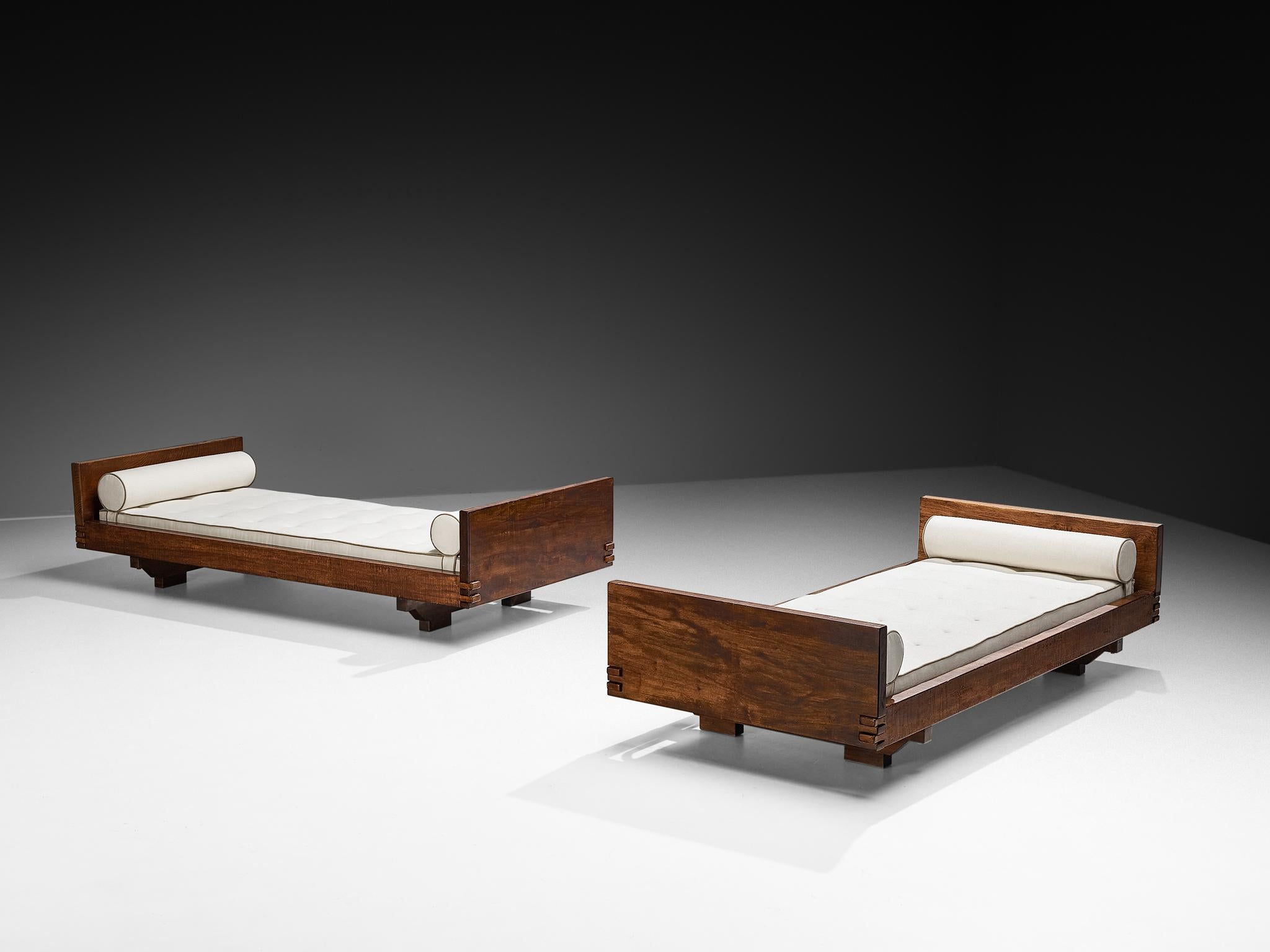Giuseppe Rivadossi for Officina Rivadossi, beds or daybeds, walnut, oak, Italy, 1980s

Giuseppe Rivadossi once again proves his great eye for materialization and technicality these beds are exemplary for. The pair is constructed using wooden panels