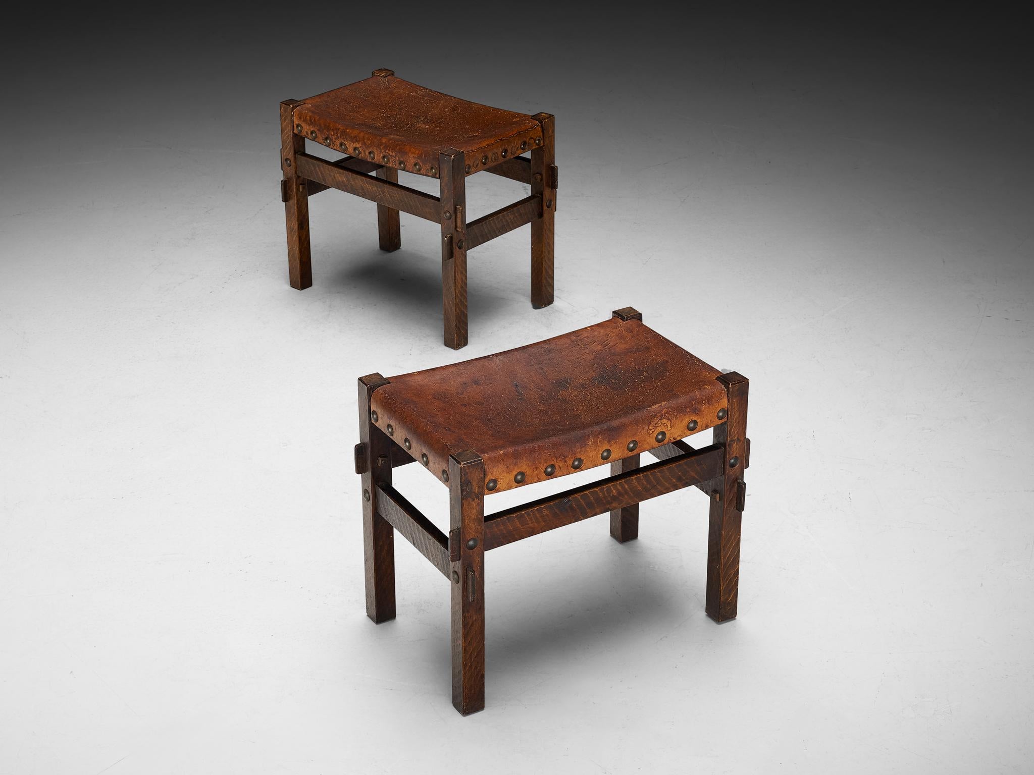 Giuseppe Rivadossi, tabourets, cuir, laiton, bois teinté, Italie, années 1960

Un tabouret ou une chaise d'appoint robuste, conçu par le sculpteur et artisan italien Giuseppe Rivadossi. Construit en bois teinté foncé, le cadre robuste du tabouret