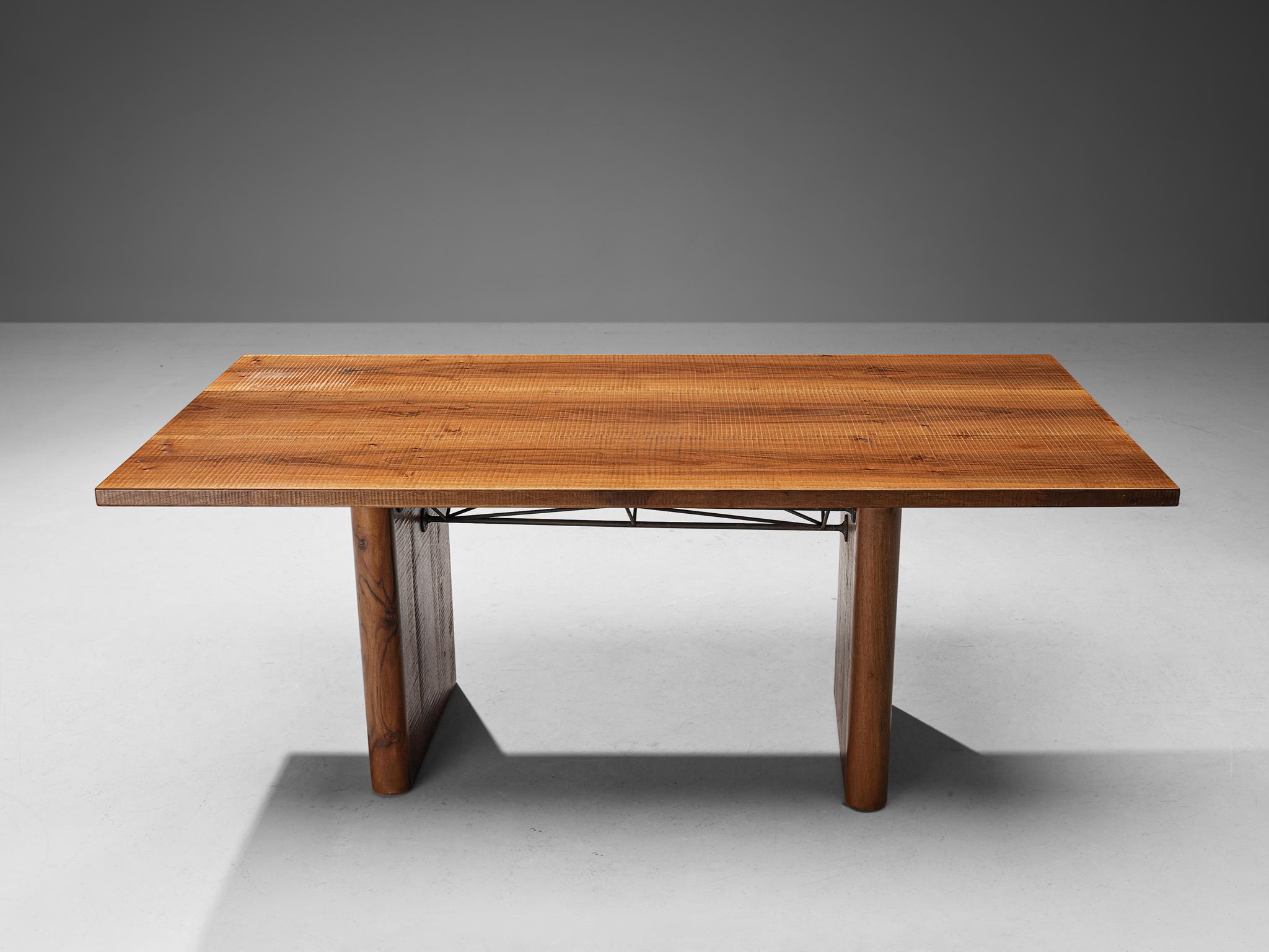 Giuseppe Rivadossi for Officina Rivadossi, table, walnut, iron, Italy, 1970s

Giuseppe Rivadossi once again proves his great eye for materialization and technicality this table is exemplary for. The tabletop rests on two angular frames that are