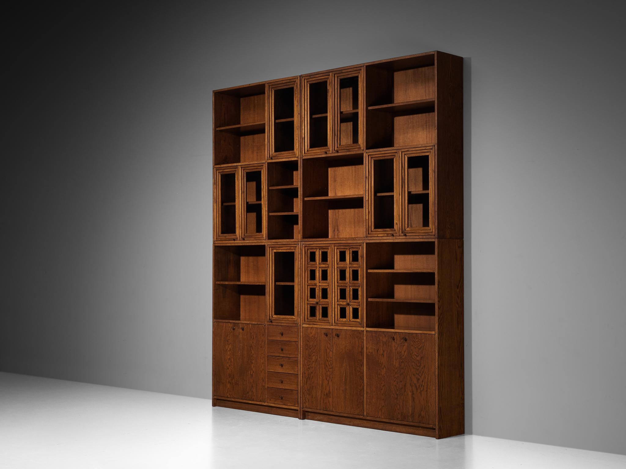 Giuseppe Rivadossi, parete attrezzata o libreria, Oak, vetro, Italia, 1975.

Un'eccezionale libreria o parete attrezzata dello scultore e designer italiano Giuseppe Rivadossi, caratterizzata da un alto livello di artigianalità nella lavorazione del