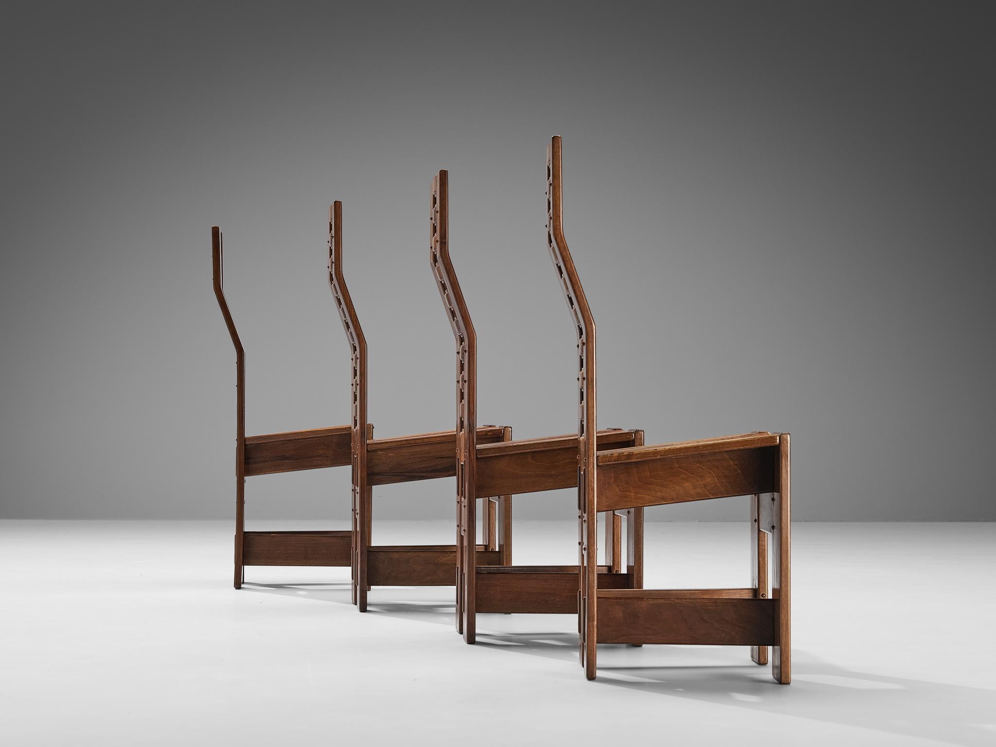 Giuseppe Rivadossi: Satz von vier „Castello“-Stühlen aus Nussbaumholz  (Postmoderne) im Angebot