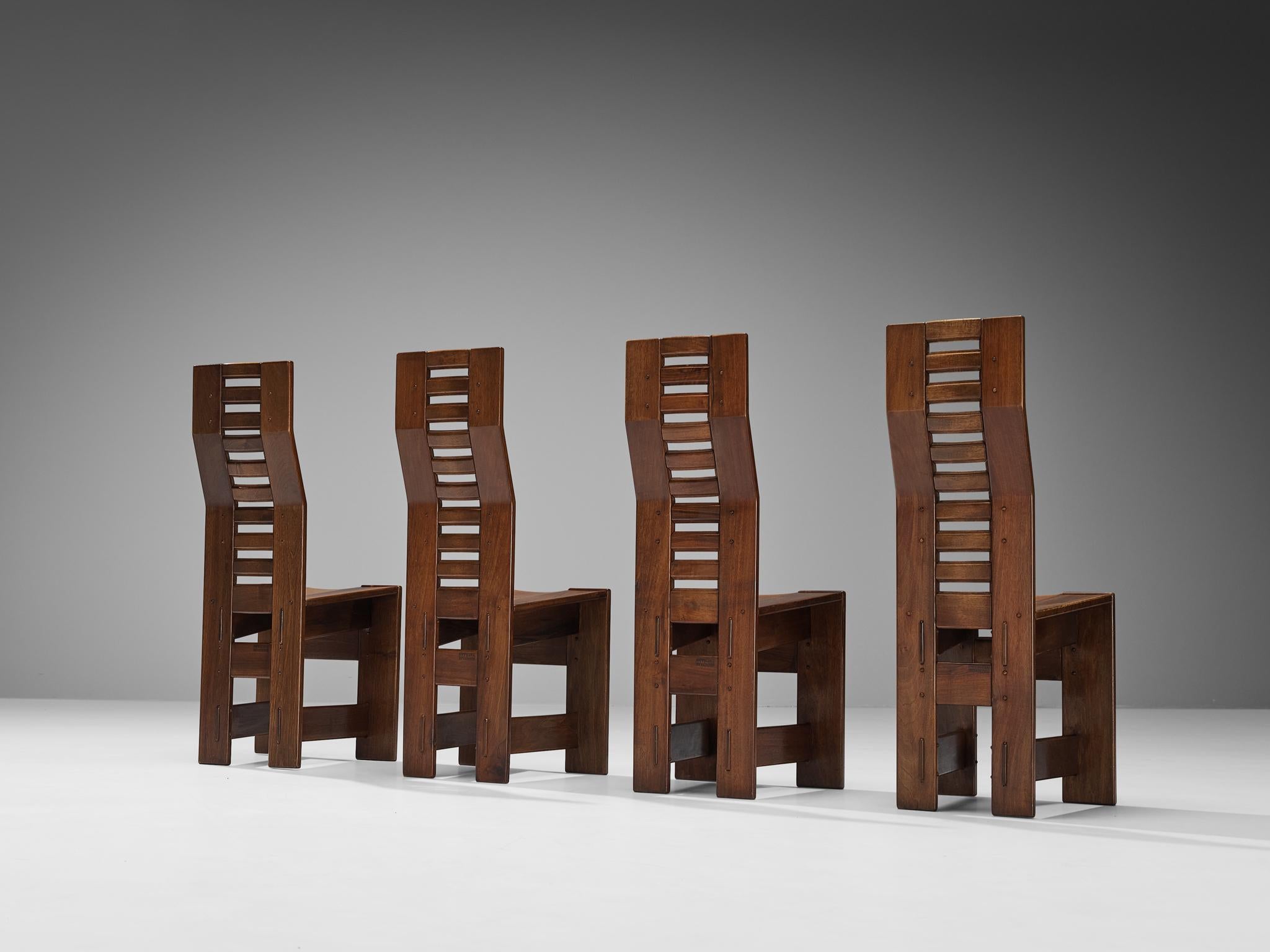 Giuseppe Rivadossi: Satz von vier „Castello“-Stühlen aus Nussbaumholz  (Italienisch) im Angebot