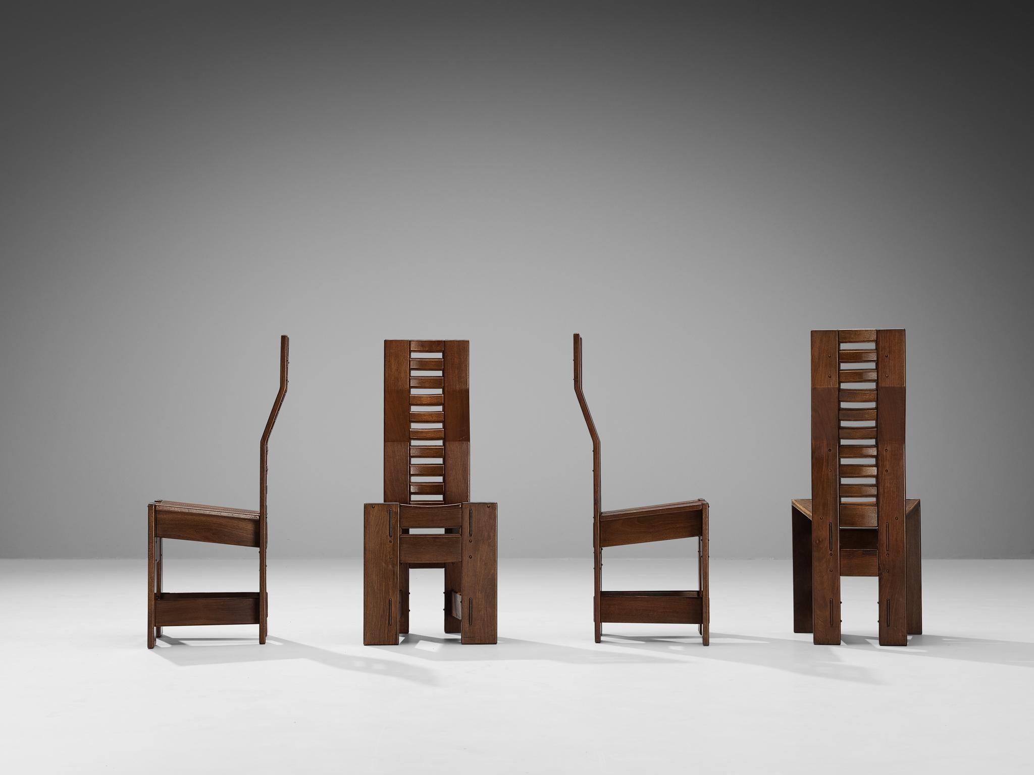 Giuseppe Rivadossi: Satz von vier „Castello“-Stühlen aus Nussbaumholz  (Ende des 20. Jahrhunderts) im Angebot
