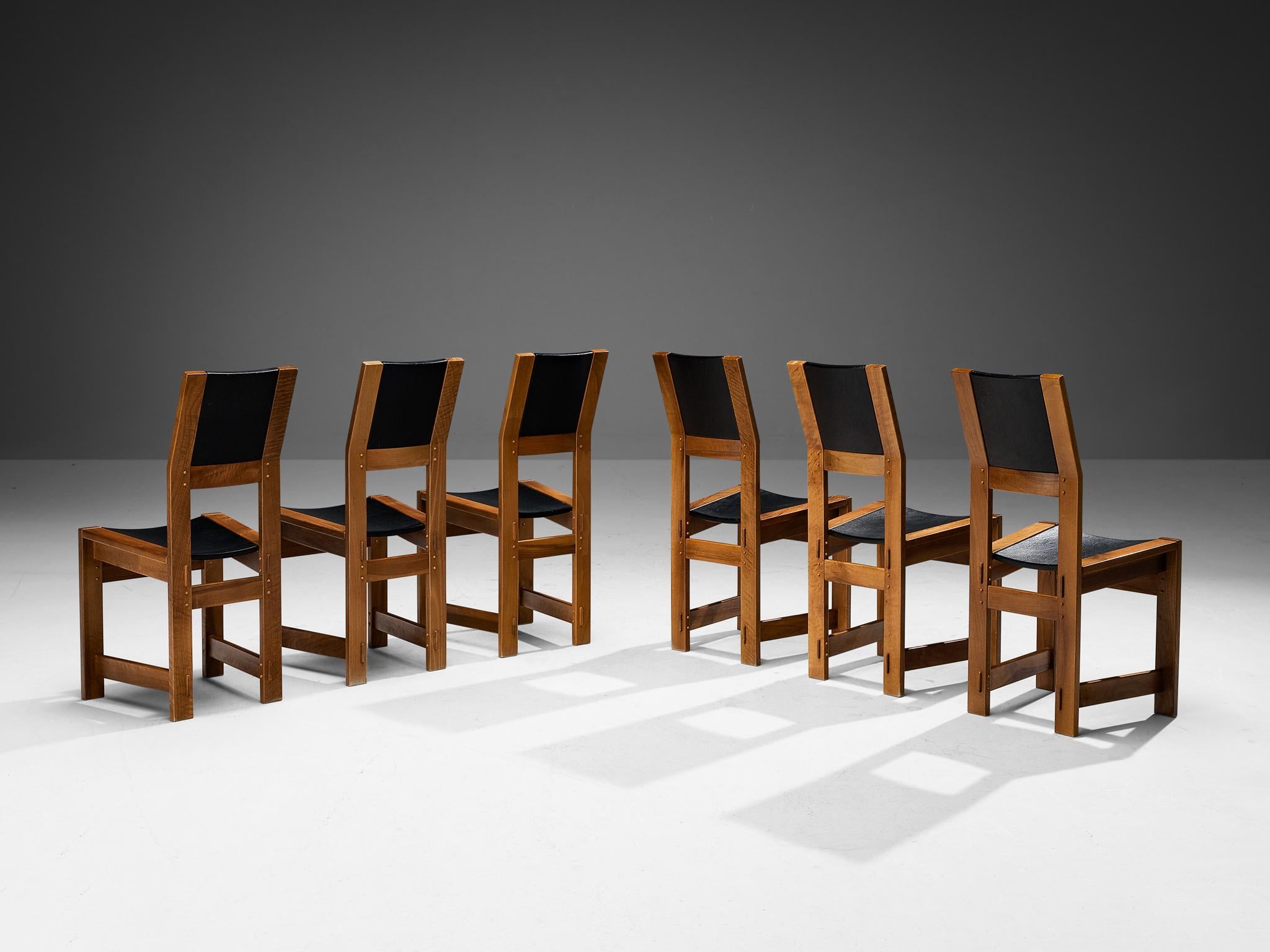 Giuseppe Rivadossi Ensemble de six chaises de salle à manger en noyer et tapisserie noire Bon état - En vente à Waalwijk, NL