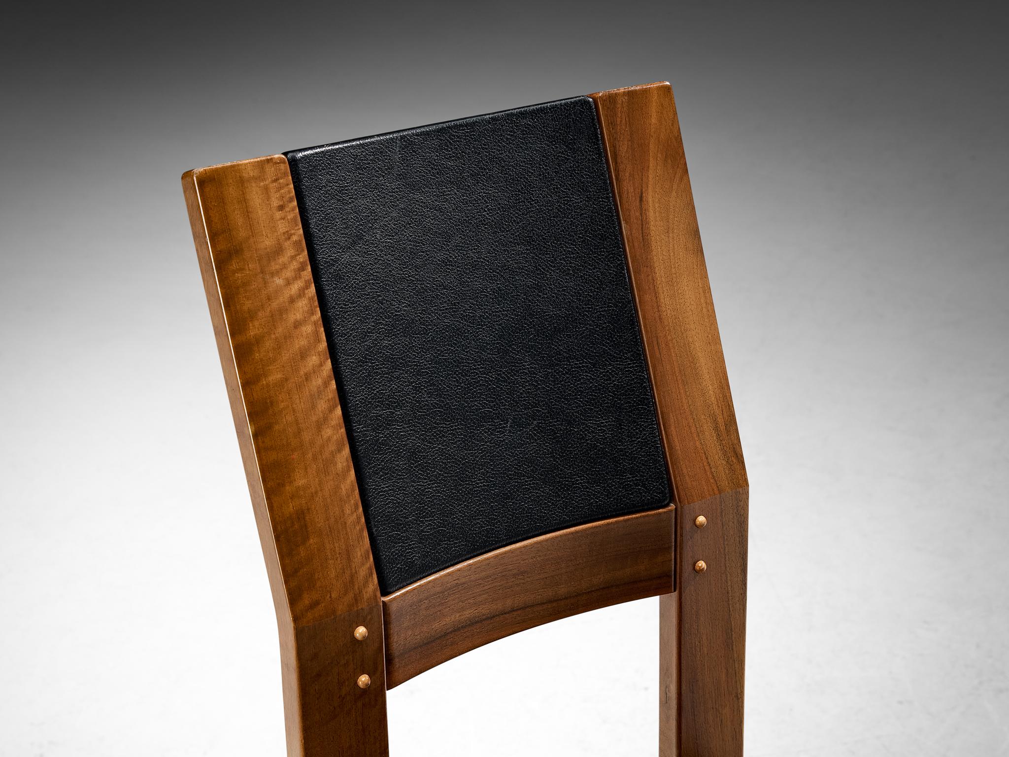 Noyer Giuseppe Rivadossi Ensemble de six chaises de salle à manger en noyer et tapisserie noire en vente