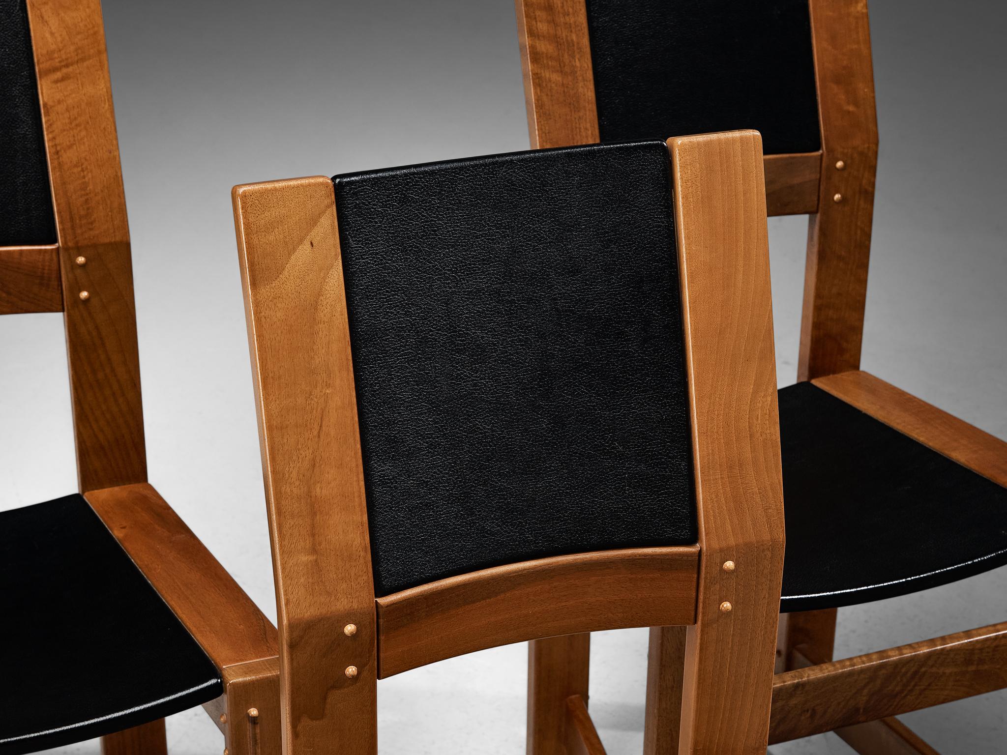 Mid-Century Modern Giuseppe Rivadossi Ensemble de six chaises de salle à manger en noyer et tapisserie noire en vente