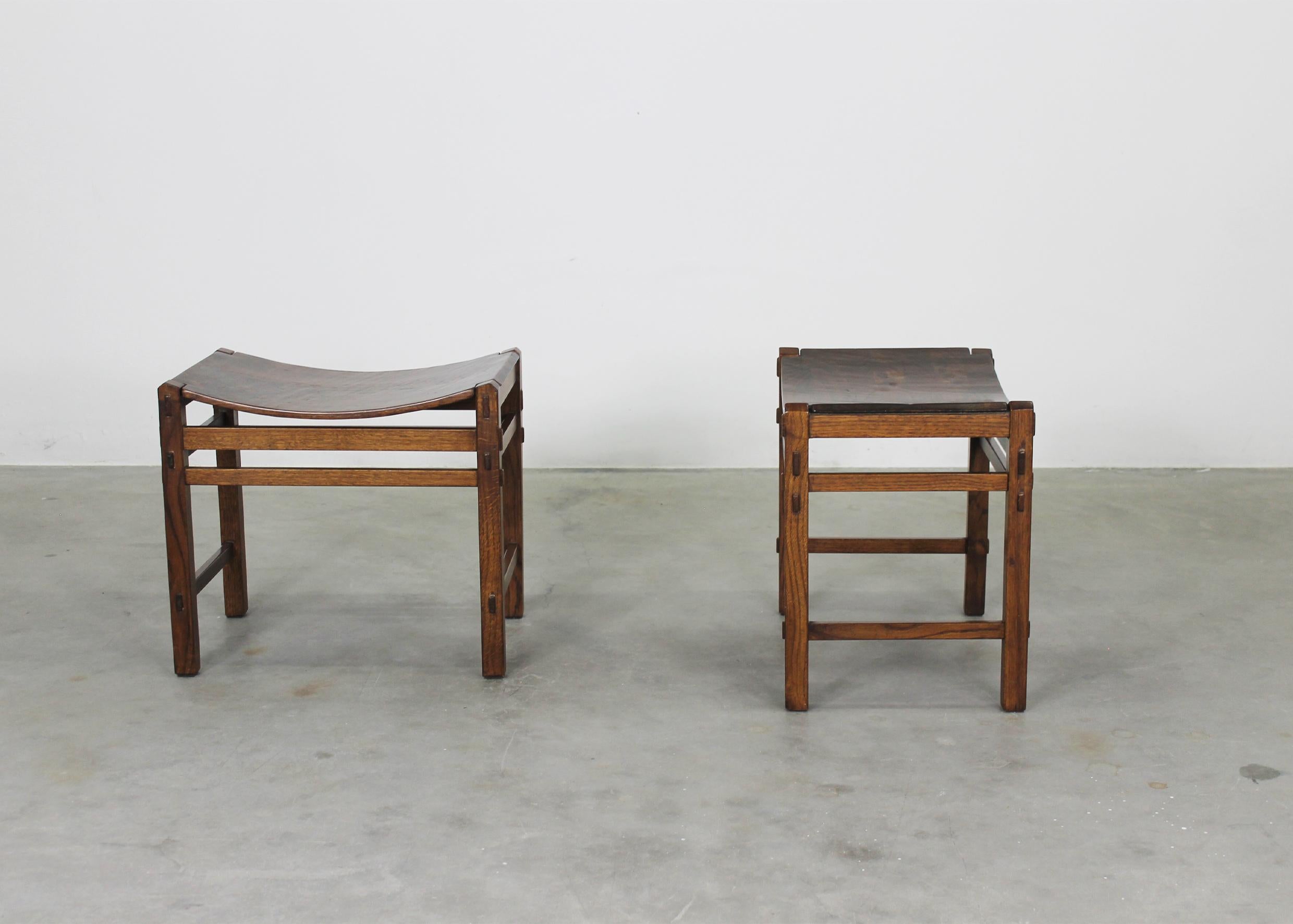 Giuseppe Rivadossi Set of Two Stools in Oak Wood by Officina Rivadossi 1970s For Sale 4