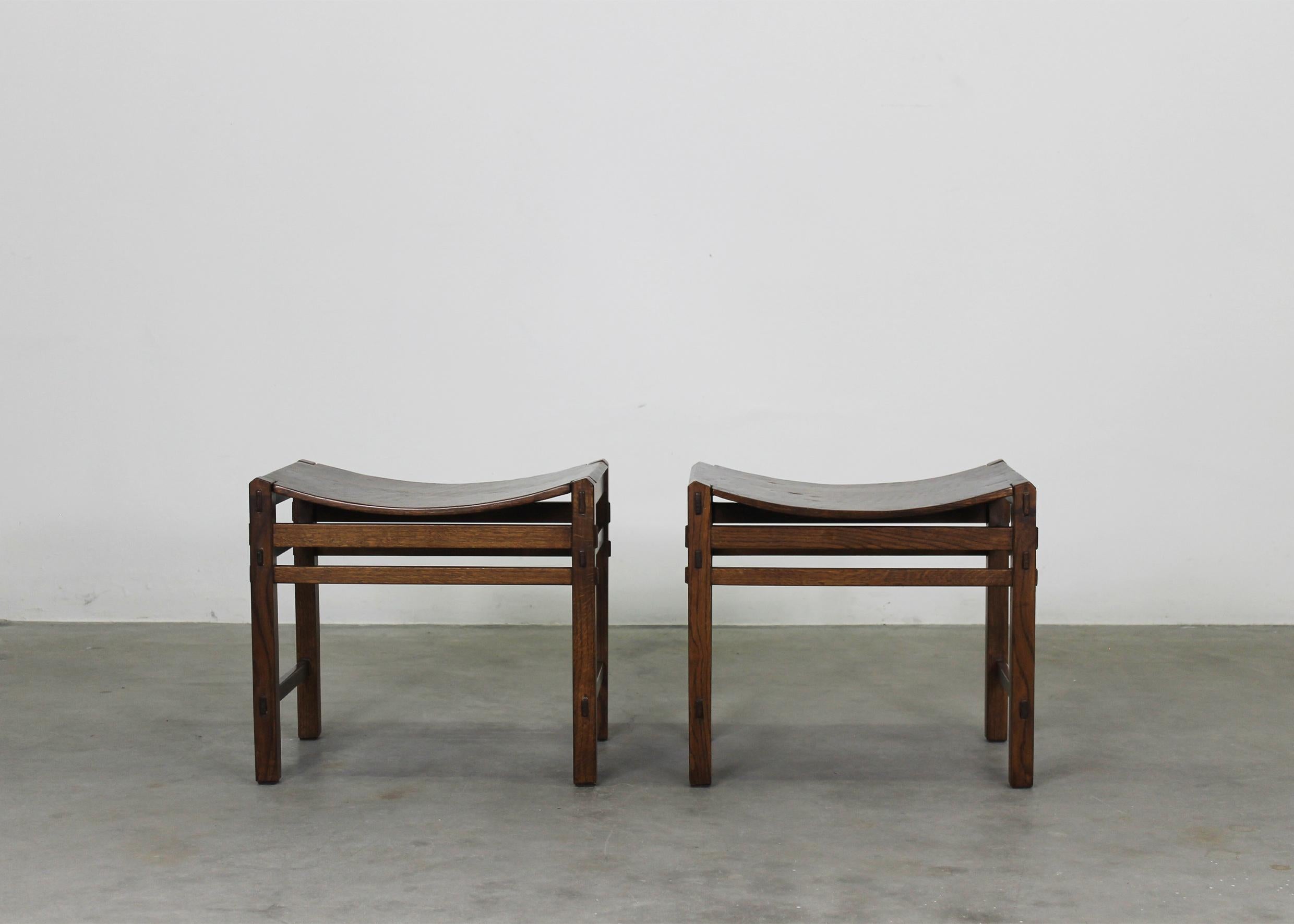 Ensemble de deux tabourets en bois de chêne conçus par Giuseppe Rivadossi pour Officina Rivadossi, 1970ca.

Ces tabourets rares ont une structure particulière avec des emboîtements visibles qui relient chaque élément, les sièges étant tous deux en