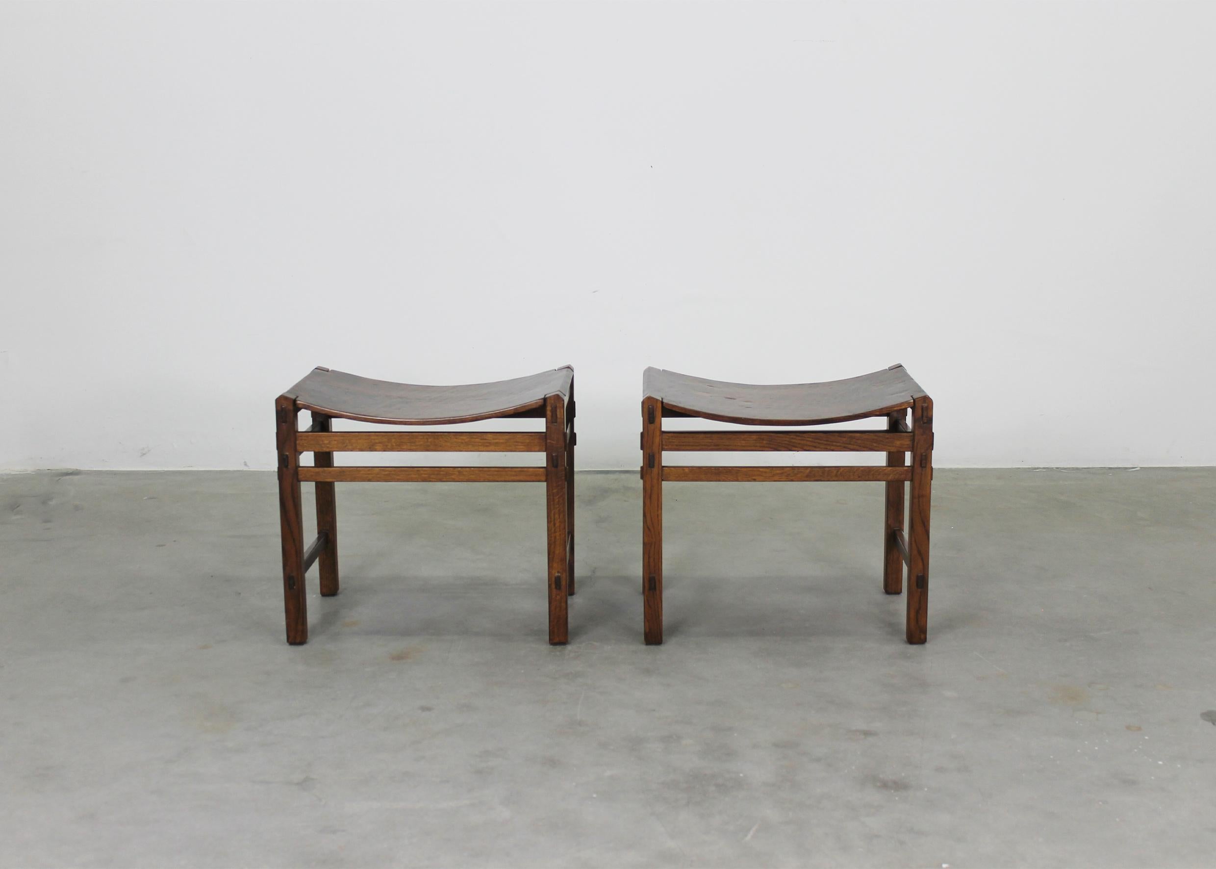 Mid-Century Modern Ensemble de deux tabourets en chêne Giuseppe Rivadossi, Officina Rivadossi, 1970 en vente