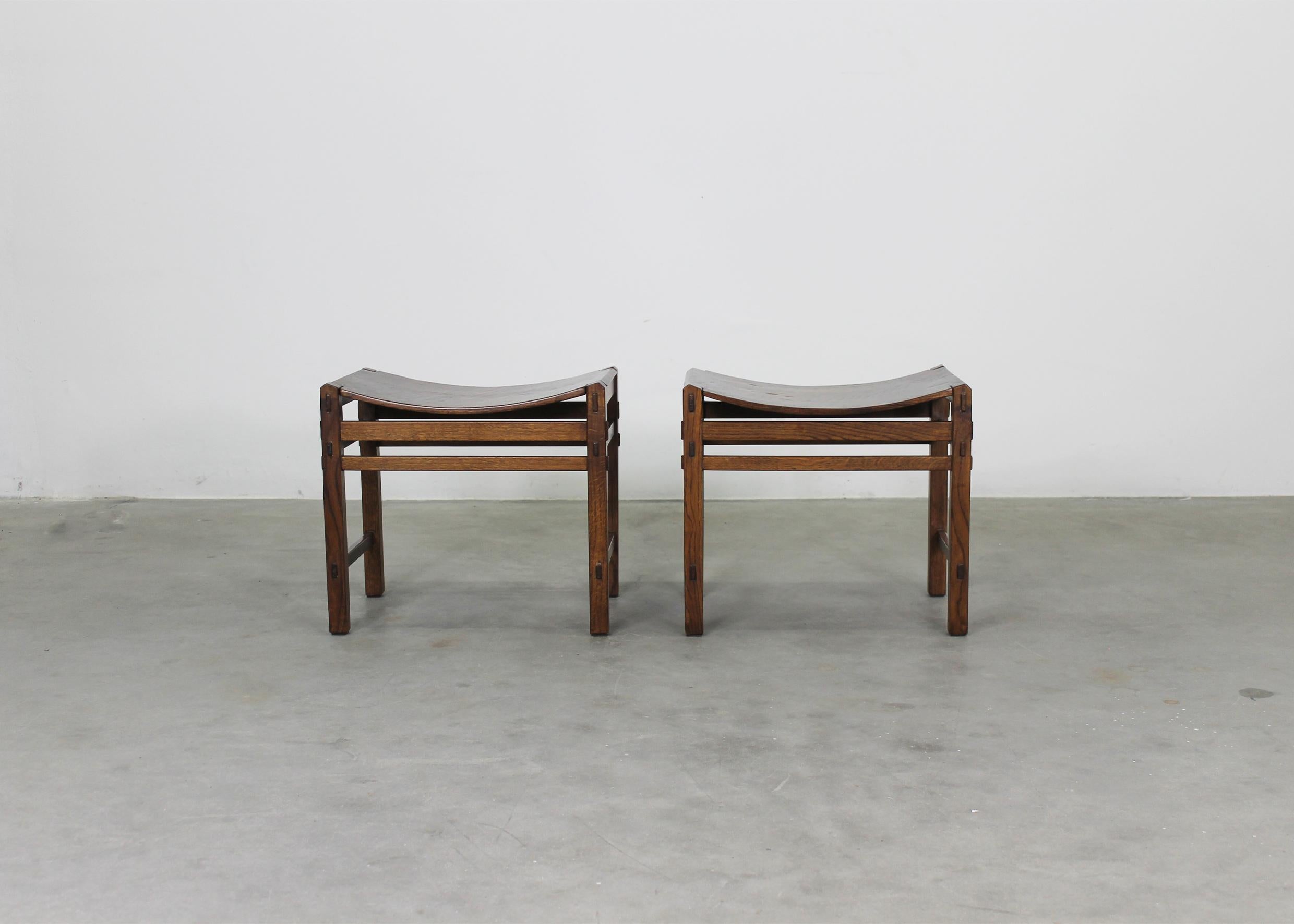 italien Ensemble de deux tabourets en chêne Giuseppe Rivadossi, Officina Rivadossi, 1970 en vente