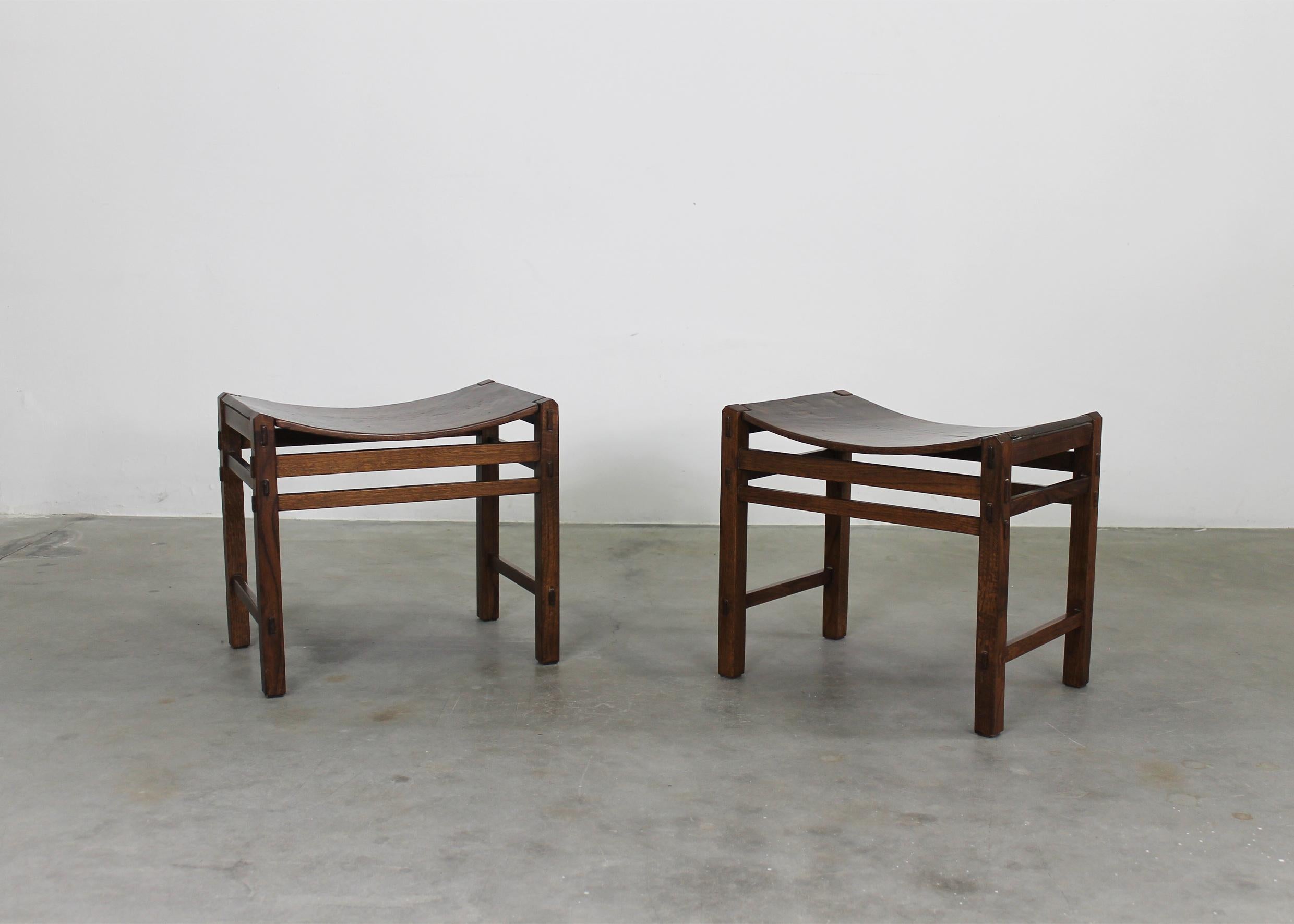 Giuseppe Rivadossi Set of Two Stools in Oak Wood by Officina Rivadossi 1970s In Good Condition For Sale In Montecatini Terme, IT