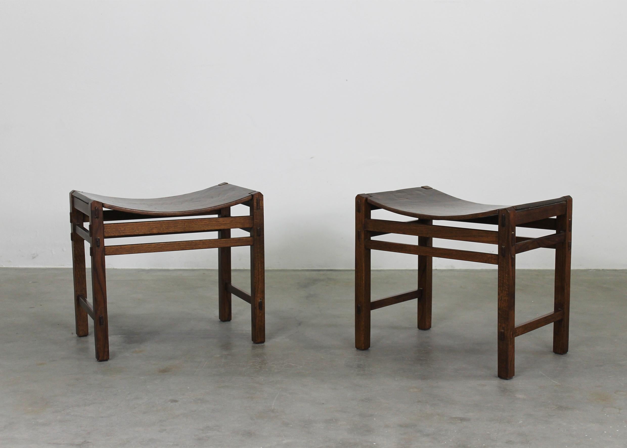 Late 20th Century Giuseppe Rivadossi Set of Two Stools in Oak Wood by Officina Rivadossi 1970s For Sale