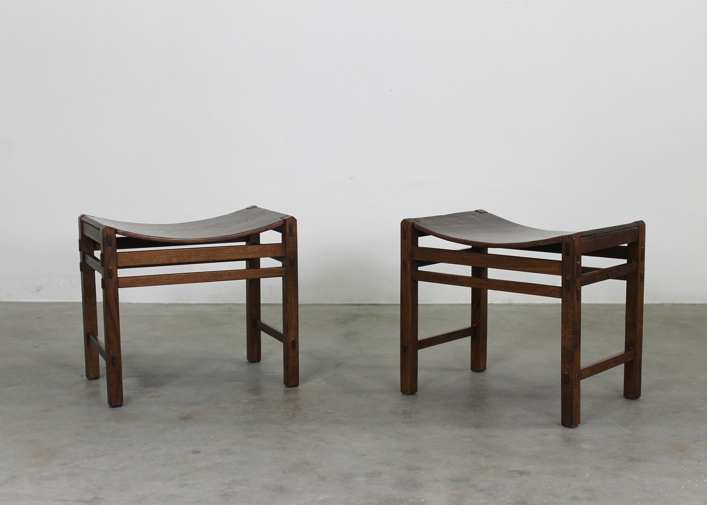 Fin du 20e siècle Ensemble de deux tabourets en chêne Giuseppe Rivadossi, Officina Rivadossi, 1970 en vente