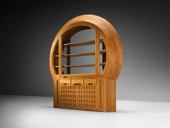 Giuseppe Rivadossi – Einzigartige, große, freistehende, runde Vitrine aus geschnitztem Eichenholz