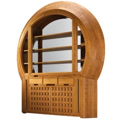 Giuseppe Rivadossi – Einzigartige, große, freistehende, runde Vitrine aus geschnitztem Eichenholz