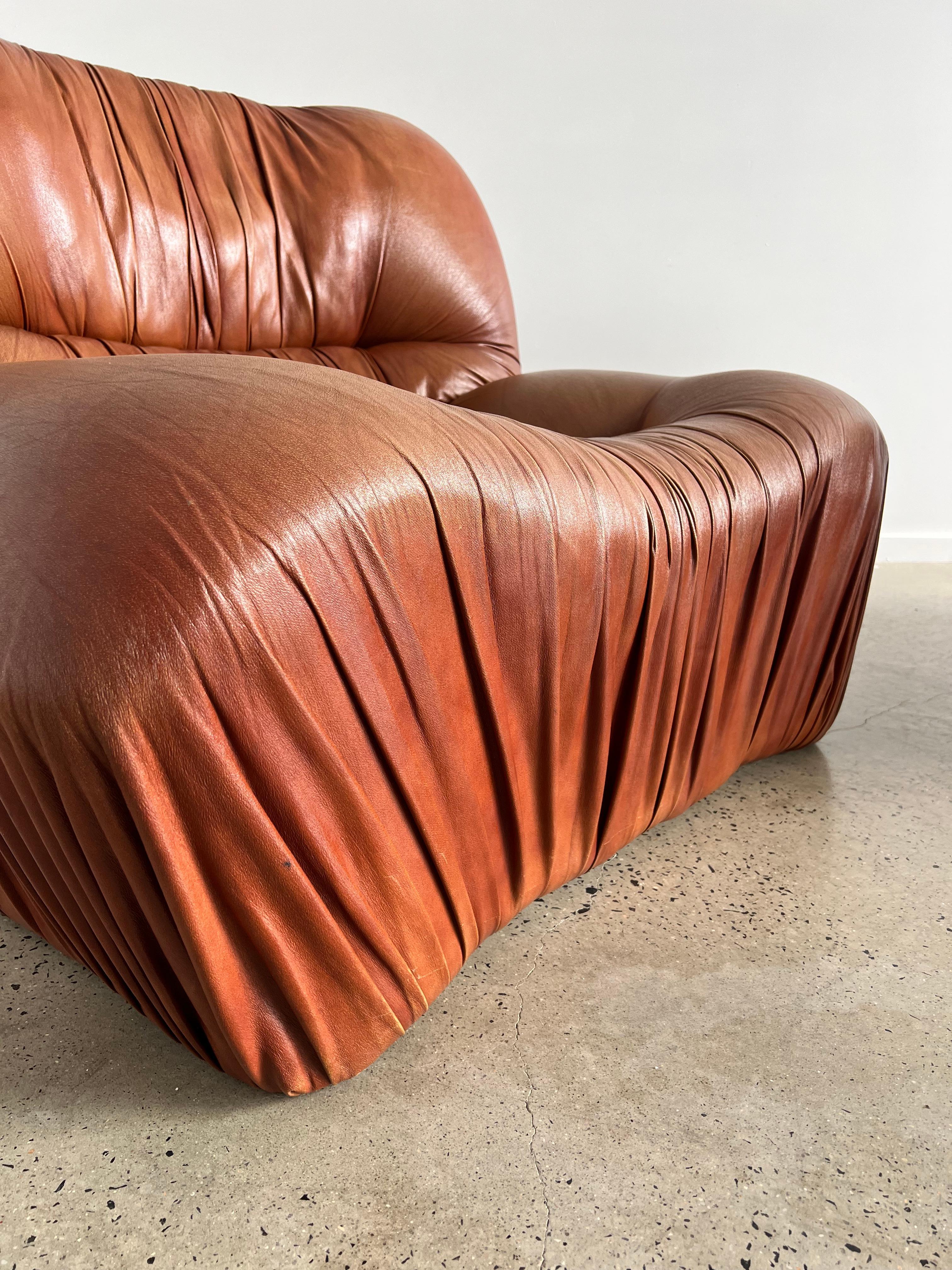 Stunning design for this set of 2 vintage armchairs produced by Giuseppe Rossi for Albizzate in the early 1970s. The armchairs have original waxed leather. Padding in good condition it remains comfortable and sturdy.
