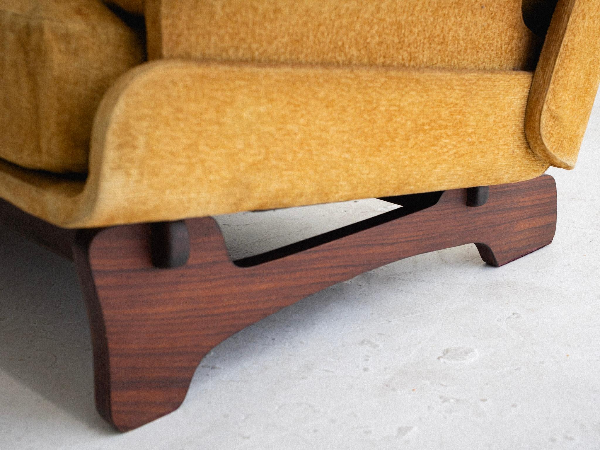 Giuseppe Rossi für Albizzate Space Age, Sofa mit Holzrahmen, Space Age im Angebot 7
